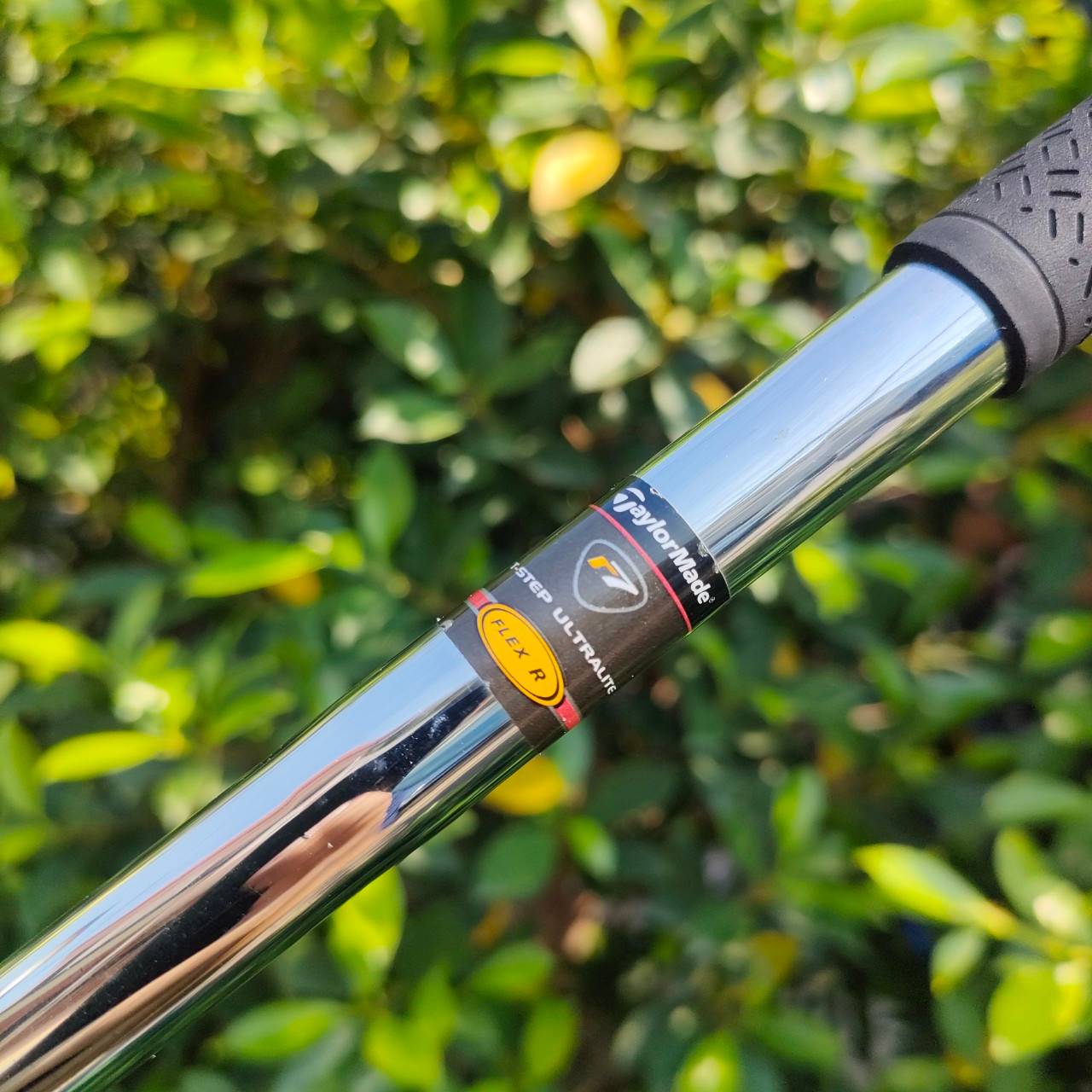 ชุดเหล็ก TAYLORMADE r7 XD มีเหล็ก 3-9 เเละ PW ก้าน TAYLORMADE FLEX R รุ่น XD เป็นรุ่นหน้าเด้งนะครับ ที่หน้าไม้จะมีแผ่นไทเทเนียมอีก 1 ชั้นครับ สังเกตที่รูปหน้าไม้ จะมีขอบแผ่นอยู่ครับ ทำให้ชุดนี้ทั้งตีง่ายและตีไกลแบบจัดๆ ไม่ต้องส่งมาก็สามารถตีได้ดีครับ