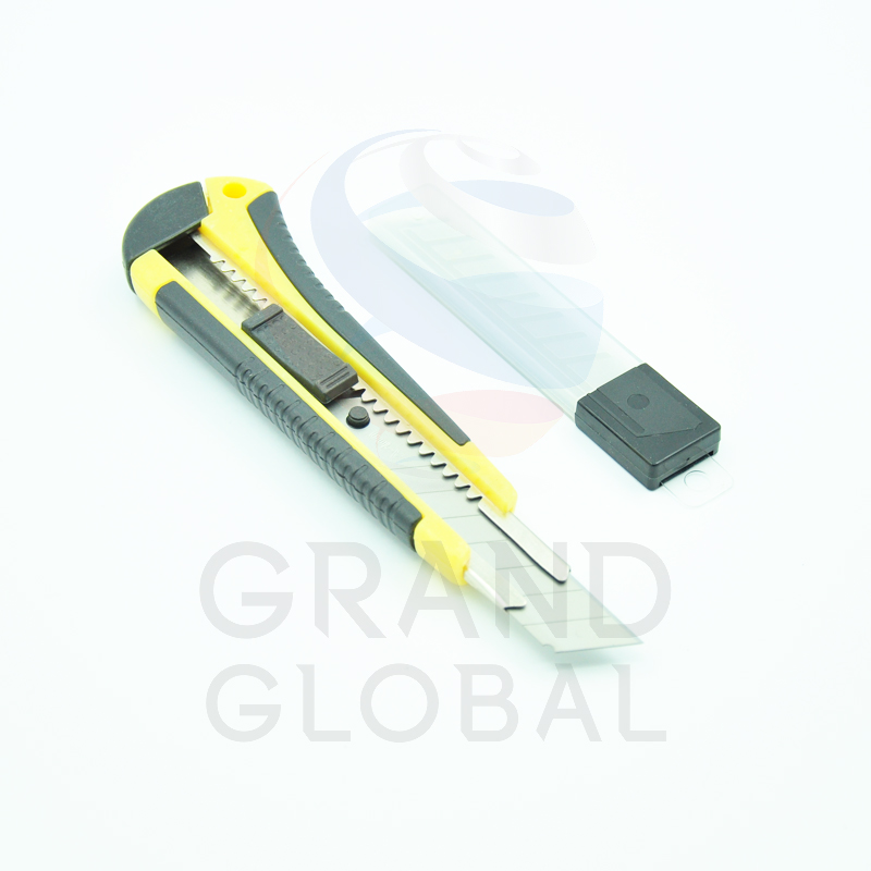 SOLID Cutter คัตเตอร์ ด้ามมีด พร้อมใบมีด สำหรับ ตัดกระดาษ (คละสี)