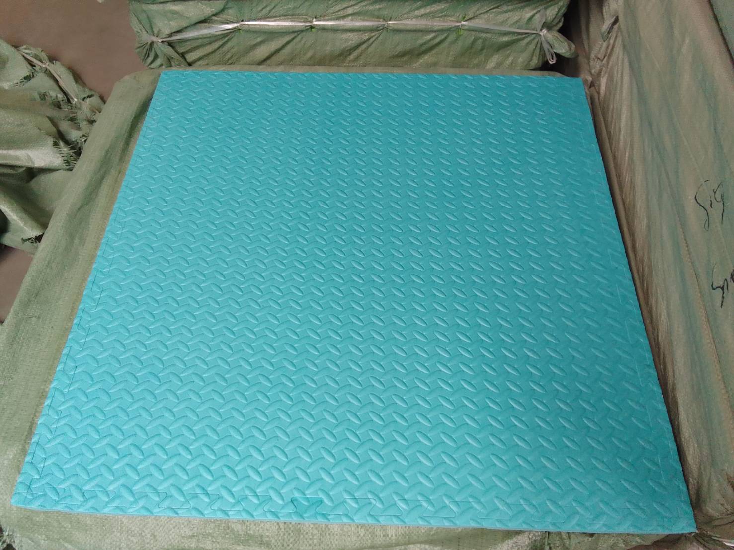 แผ่นโฟมปูพื้นกันกระแทก จิ๊กซอ EVA (งานนำเข้า) 20 มล 100x100 หนา2 ซม. ,แผ่นกันกระแทก,แผ่นโฟมปูพื้น, โฟมปูพื้น,จิ๊กซอว์ปูพื้น, แผ่นรองคลาน สำหรับเครื่องเล่นสนามในร่ม ห้องเด็กเล่น พร้อมส่ง ราคาโรงงาน