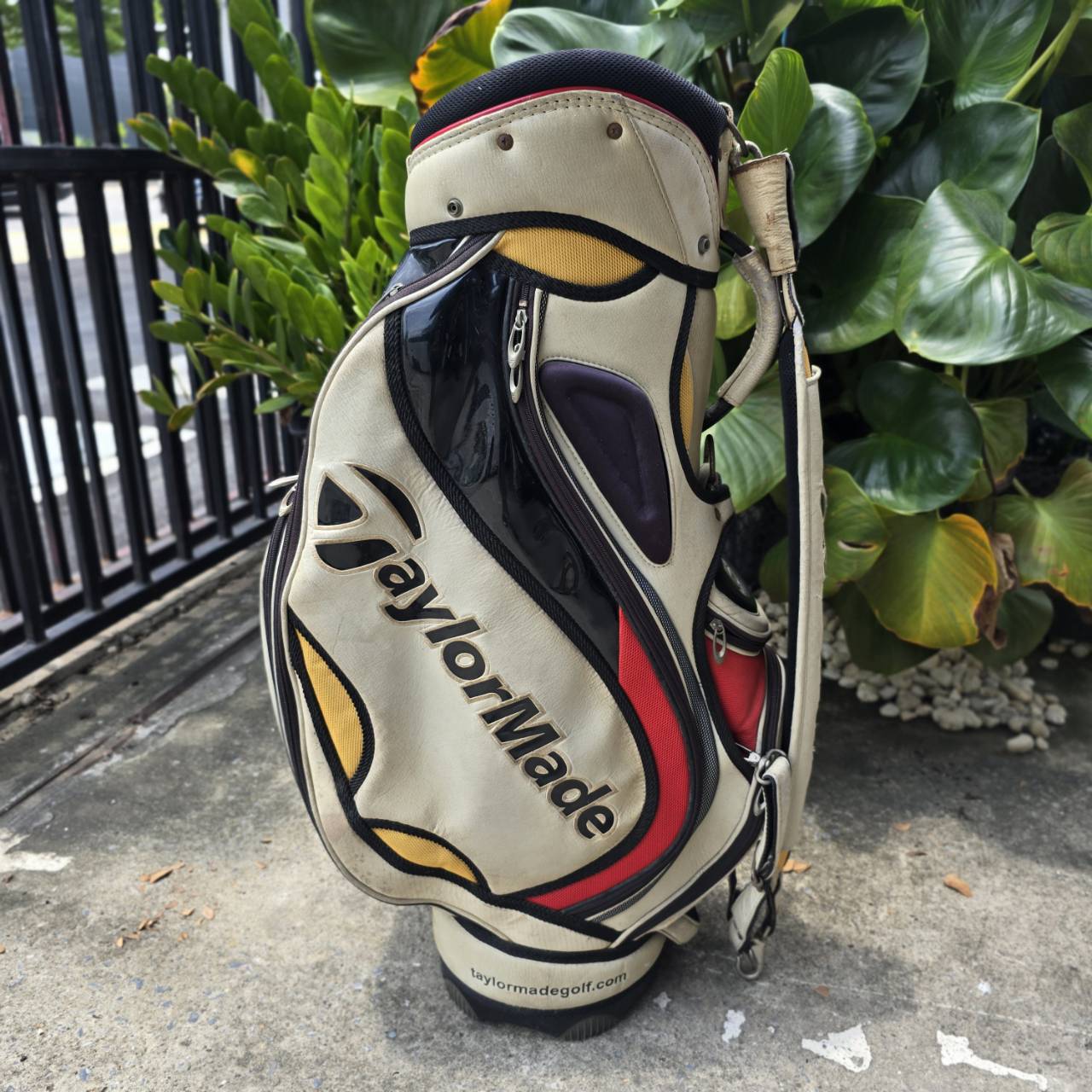 ถุงกอล์ฟ Taylormade TOUR ** มีลอยลอก ตามจุดต่างๆ ** นอกจากนั้นใช้งานได้ตามปกติเลยค่ะ