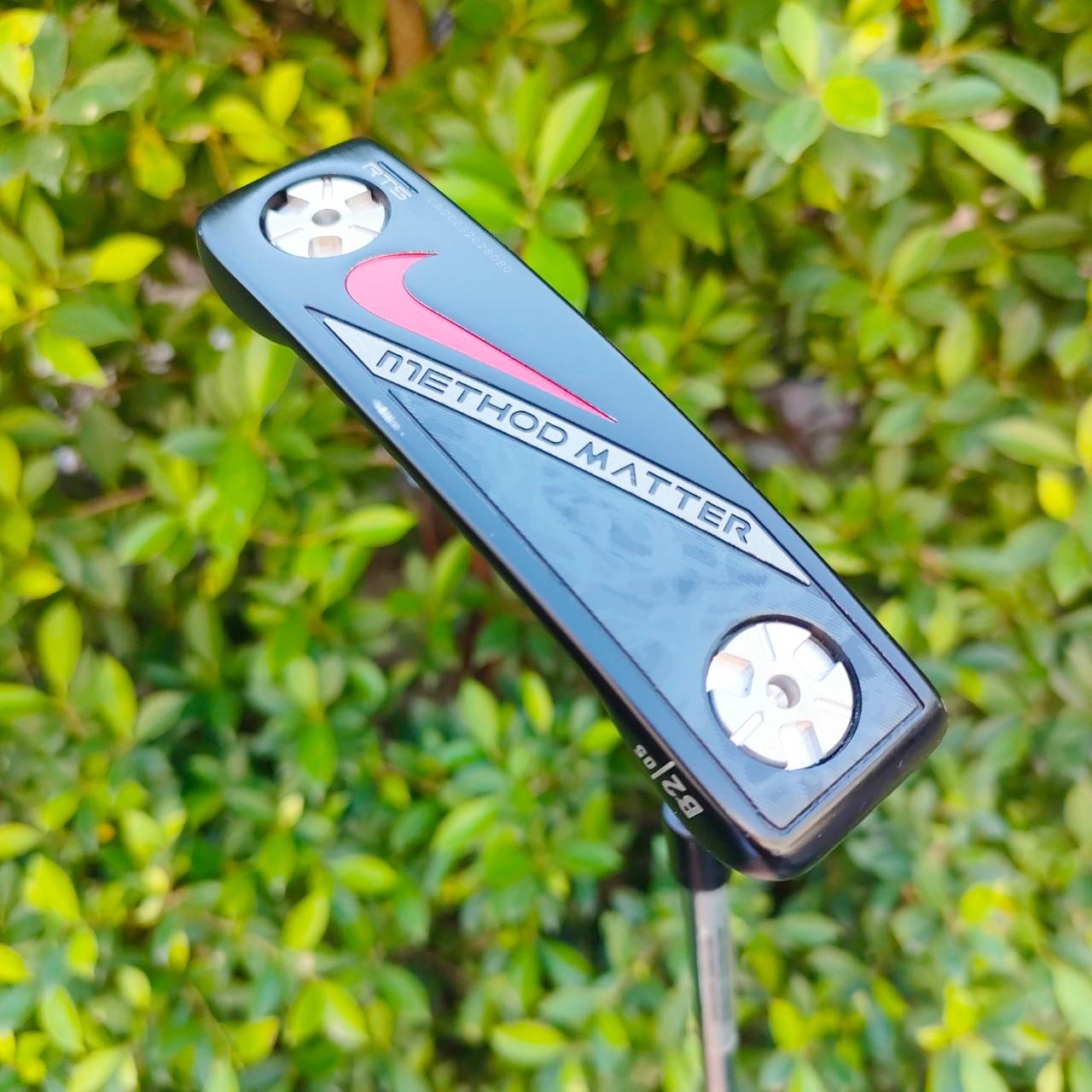 PUTTER NIKE METHOD MATTER B205 ความยาว 34 นิ้ว น้ำหนักดีมาก สภาพสวยงาม มีการถ่วงบล๊านซ์ในส่วนบนและล่าง ใช้วัสดุพรีเมี่ยมมาก ไม่แพ้ CAMERON ไม้กอล์ฟมือสอง ของแท้ BY NakaraLuxurious