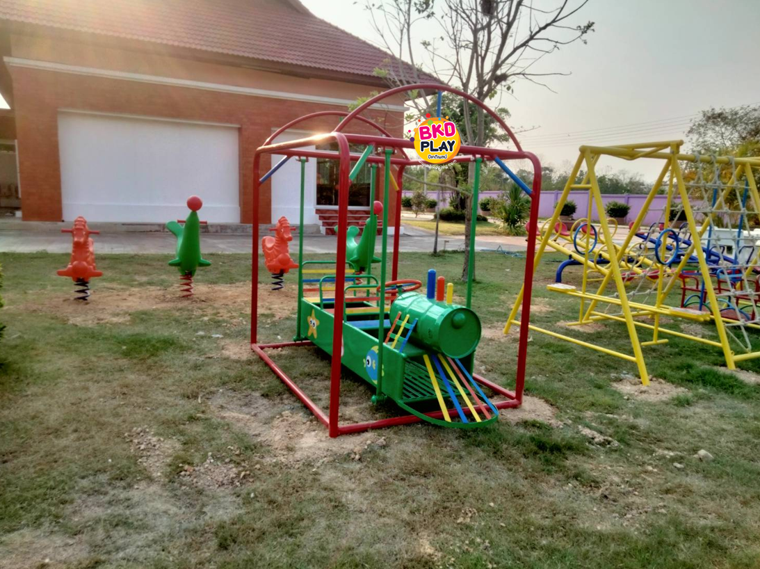 เครื่องเล่นสนามกลางแจ้ง เหล็ก ชุดรถไฟโยก 6 ที่นั่งปรับขนาดใหม่ตามมาตรฐาน มอก. รถโยก Outdoor Playground, ราคาโรงงาน ขนาด 130x 200x 175 ซม.