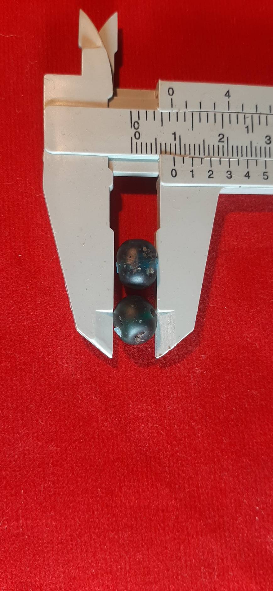 ลูกปัด แก้ว โบราณ สีเขียว มรกต 1 คู่