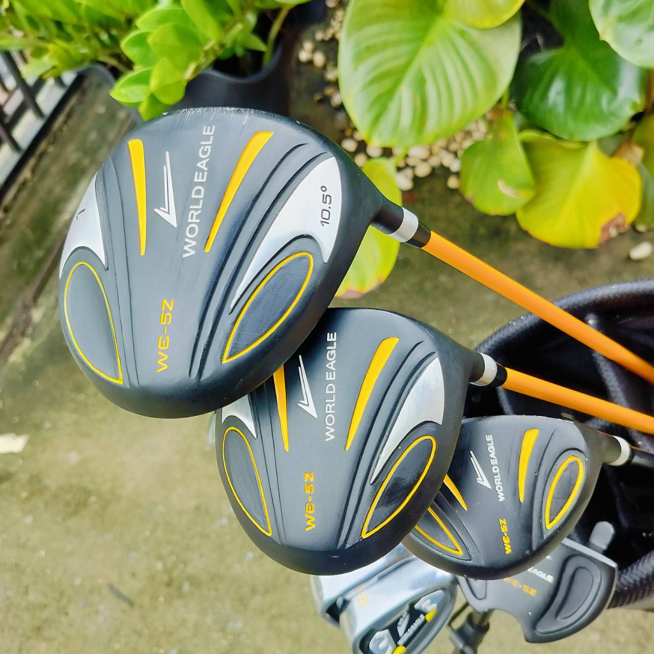 ชุดกอล์ฟ WORLD EAGLE WE-5Z Full Set เป็นชุดไม้กอล์ฟสำหรับผู้ชายที่เหมาะสำหรับผู้เริ่มต้นถึงระดับกลาง โดยมีคุณสมบัติและอุปกรณ์ที่ครบครัน