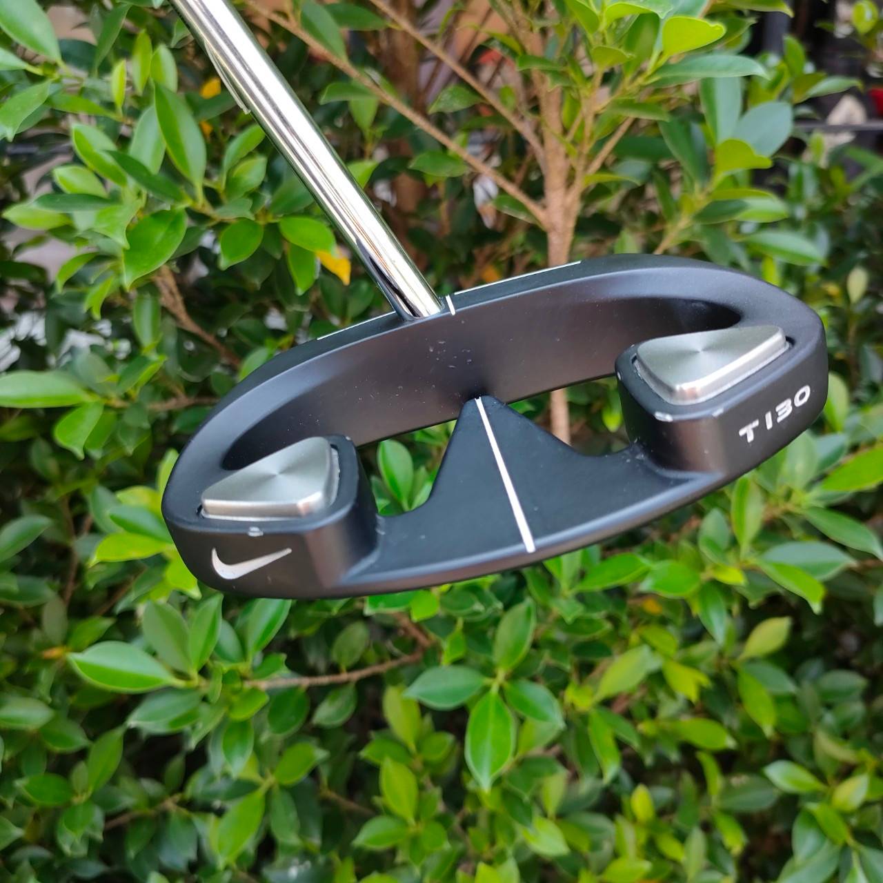 PUTTER NIKE T130 ความยาว 34 นิ้ว ก้าน CENTER SHAFT ฟิลลิ่งคล้ายๆชิพ หัวกระจายน้ำหนัก ชดเชยความผิดพลาดได้สูงมาก หน้า MILLED เกาะไลน์มากๆครับ สภาพสวยมาก เดิมๆ COVER เดิม