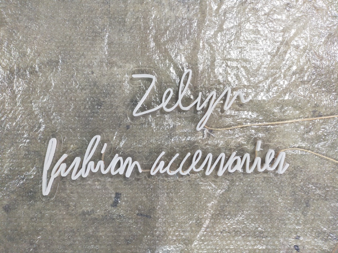 ไฟนีออน เฟค