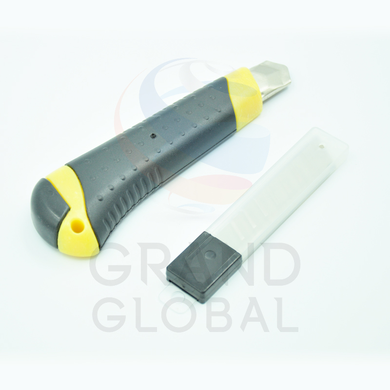 SOLID Cutter คัตเตอร์ ด้ามมีด พร้อมใบมีด สำหรับ ตัดกระดาษ (คละสี)