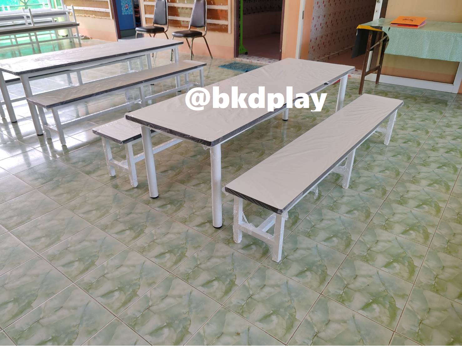โต๊ะโรงอาหาร หน้าขาว พร้อมม้านั่งยาว2ตัว ขาเหล็กกลม2 นิ้ว หนา 1.2มิล สำหรับเด็ก -ผู้ใหญ่ โรงเรียน โรงงาน โรงพยาบาล โต๊ะโรงอาหาร สั่งผลิตได้ทุกสี