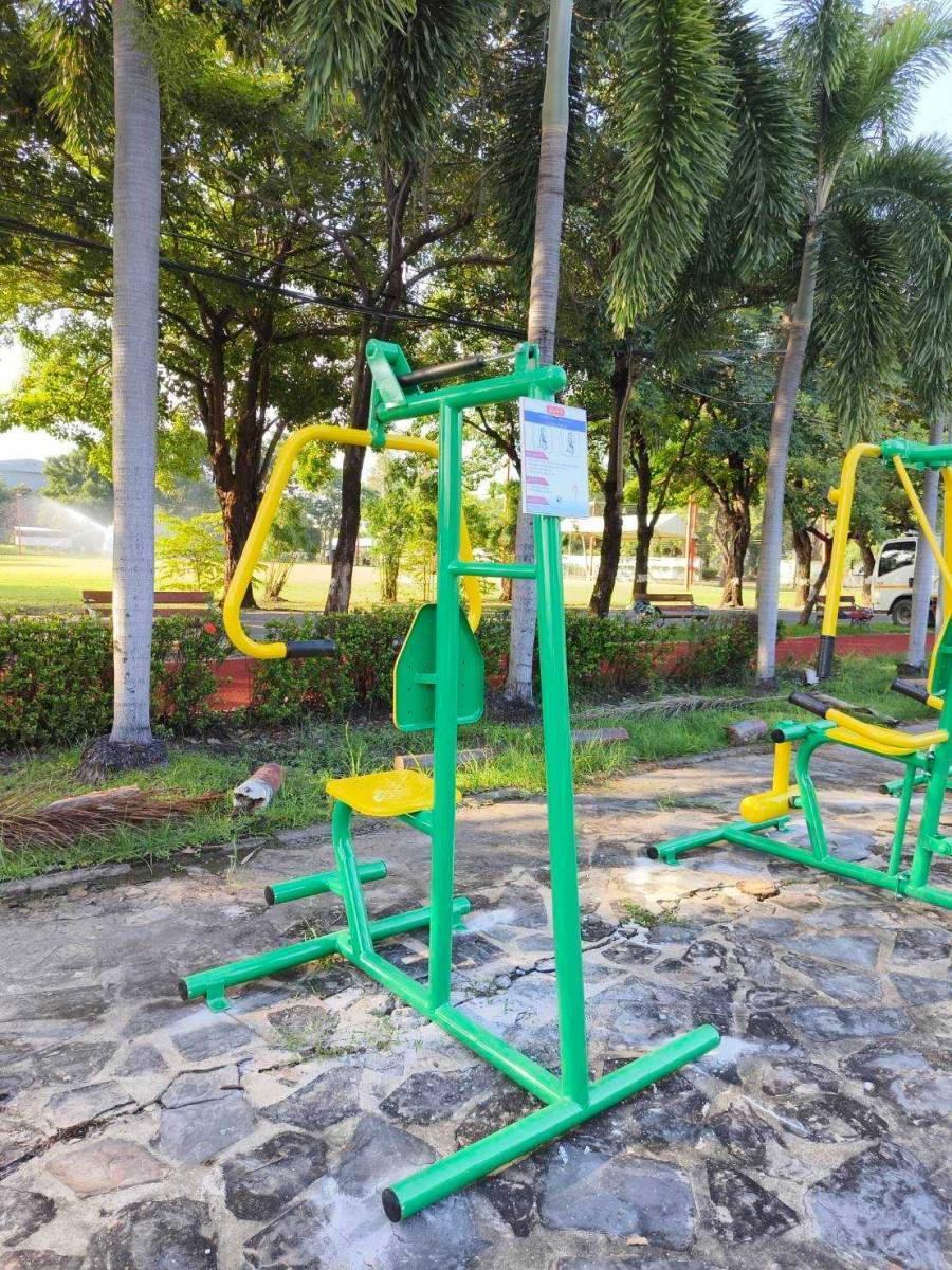 เครื่องออกกำลังกายกลางแจ้งผู้ใหญ่,บริหารแขน-หน้าอก-หัวไหล่ (แบบดันสปริง) ,ลานกีฬาอเนกประสงค์ ,สวนสาธารณะ ,เทศบาล ,หมู่บ้าน ,ผลิตในไทย ,สั่งทำตามสีที่ต้องการได้ ขนาด 60 x 100 x160 ซม.