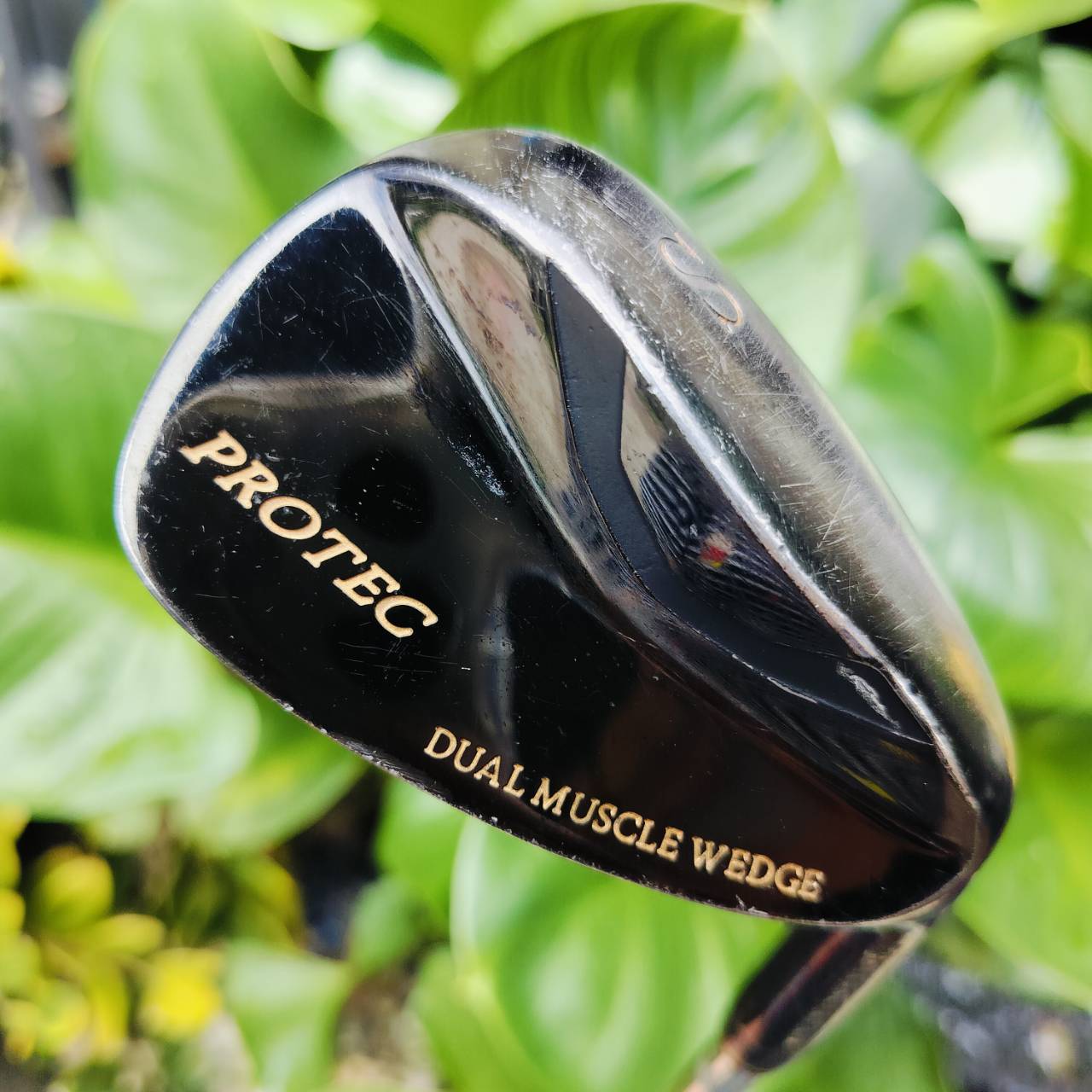 WEDGE PROTEC องศา 56 เป็นสุดยอด WEDGE ที่ไม่เหมือนใคร โดยใช้ DUAL MUSCLE ด้านหลัง ทำให้ทั้งชิพง่ายขึ้นอย่างมากและ ยังคงความแน่นๆ และสปินแบบจัดๆ เป็นงานระดับพรีเมี่ยมสุดๆ JAPAN ไม้กอล์ฟพรีเมี่ยมมือสอง ของแท้ By NakaraLuxurious