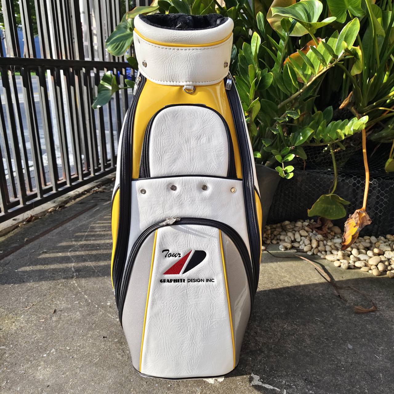 จัดให้แบบเต็มที่กับสุดยอดถุงกอล์ฟ3 ถุงกอล์ฟ TOUR AD ถุง TOUR ใบใหญ่ มือสองสภาพสวยมาก แทบไม่ได้ใช้เลย