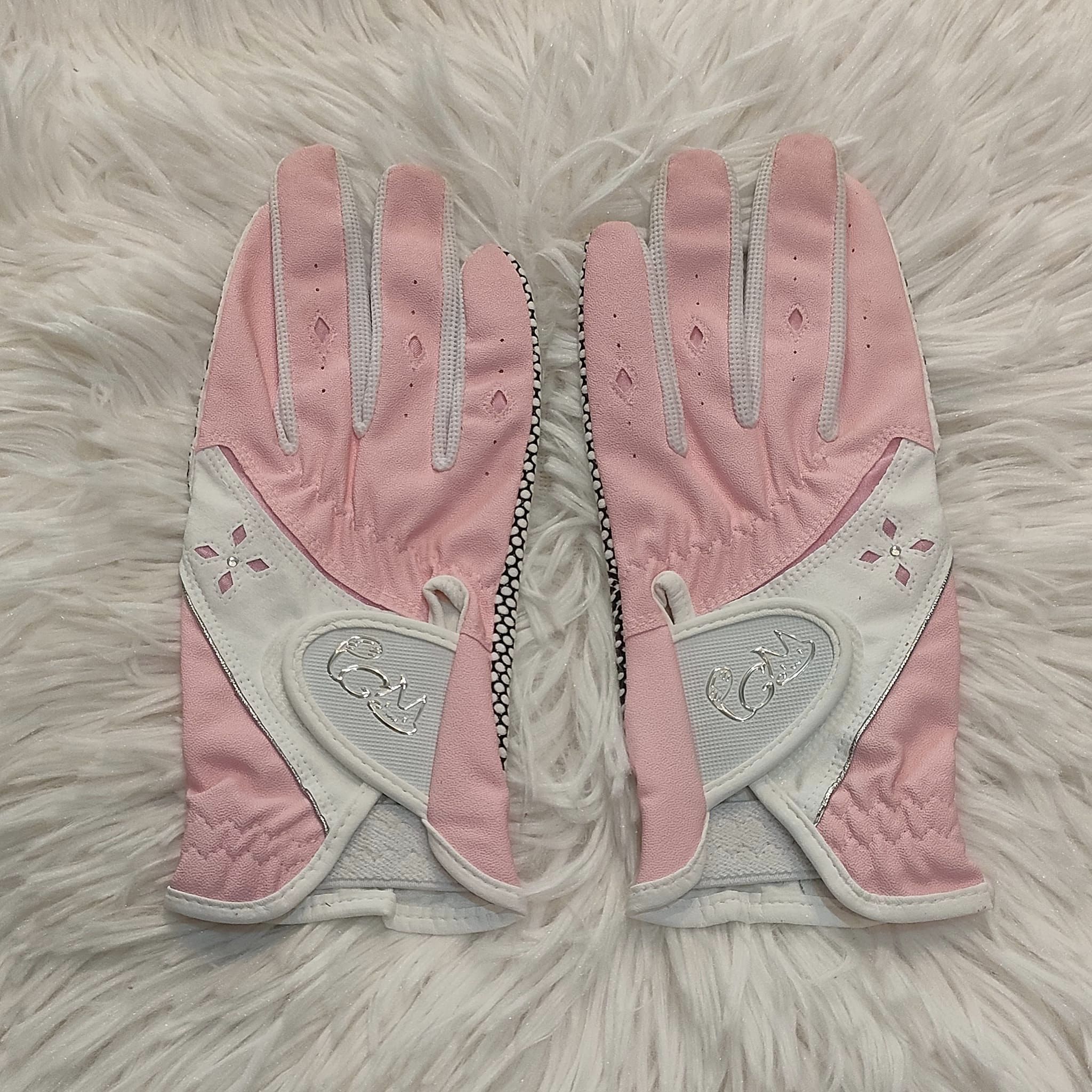 ลดล้างสต๊อก !!! ถุงมือกอล์ฟ PGM สำหรับผู้หญิง ขนาดไชส์ 21 มือตุ๊กแก มหัศจรรย์ จับแน่นมาก ยิ่งชื้น ยิ่งแน่นครับ ถนอมมือทั้งสองข้างของคุณผู้หญิง รุ่นนี้ปกติคู่ละ 1,599 นะครับ วันนี้ลดล้างสต๊อค จำนวนจำกัด!!!