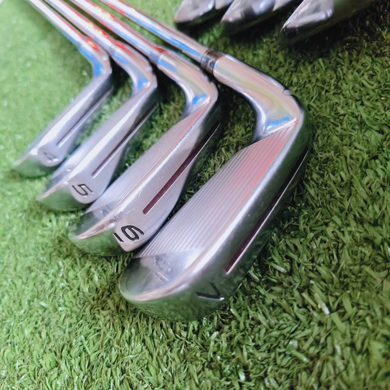 TaylorMade RocketBladez Tour Clean & Classy Design: หัวเหล็กบาง สวยงาม ไม่มีความหนาหลังท็อปไลน์