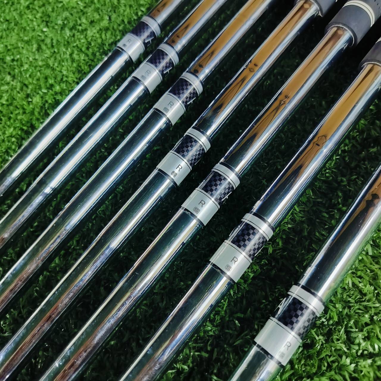 ชุดเหล็กหน้าเด้ง HONMA LB515 ก้านเหล็กเบาแค่ 85 กรัม พรีเมี่ยม ทำให้เร่งสปีดได้เร็วขึ้น โดยที่ยังคง ความแม่นยำของก้านเหล็กอยู่ บวกกับหน้าสัมผัสพิเศษสุดเด้ง!!! แผ่นไทเทเนี่ยมอีกชั้นที่หน้าไม้ ไม้กอล์ฟพรีเมี่ยมมือสองญี่ปุ่น ของแท้ By NakaraLuxurious