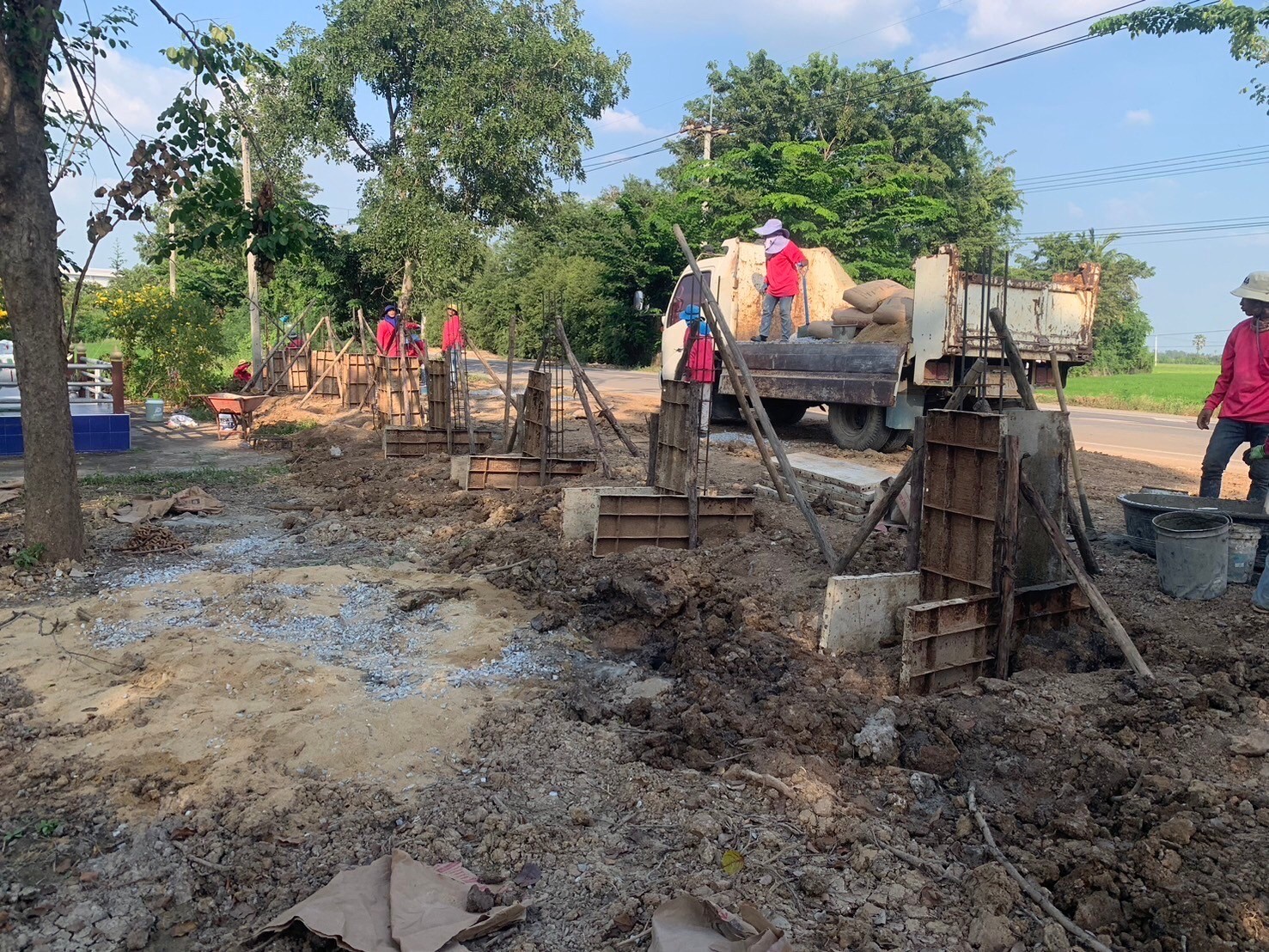 สร้างกำแพงวัดดงกะเชา จ.สุพรรณบุรี