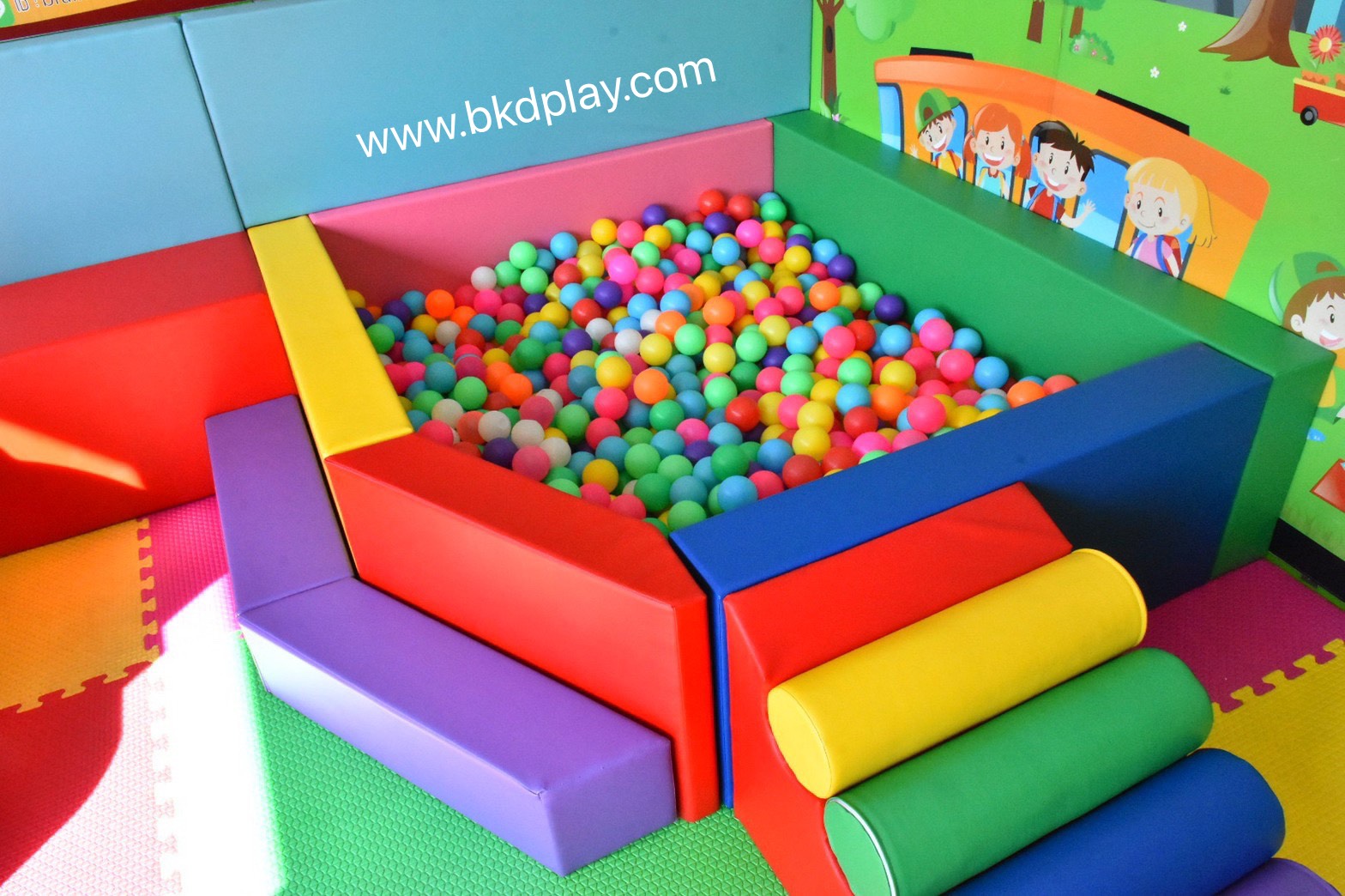 บ่อบอลห้าเหลี่ยมนุ่มนิ่ม พร้อมที่นั่งบุผนัง บ่อบอลรับแขก , รับทำห้องบอล รับบุผนัง ทำผนังกั้นบ้านบอล คอกกั้นเบาะนุ่ม, Softplay หนังนุ่ม คอกกั้นเด็ก ,เครื่องเล่นสนามในร่ม Kid Zone สำหรับโรงพยาบาล คลินิกโรงเรียน และศูนย์การค้าต่างๆ