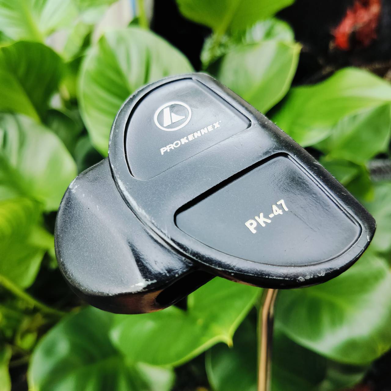 PUTTER PROKENNEX PK47 ความยาว 35 นิ้ว เป็นแบบสามบอล ชดเชยความผิดพลาดสูง สโตรคง่าย เล็งบอลได้ดี เวลาเหวี่ยงแล้วเห็นทิศทาง ได้ชัดมาก หน้าอินเซิร์ทนุ่มและเกาะไลน์ ไม้กอล์ฟพรีเมี่ยมมือสอง ของแท้ By NakaraLuxurious