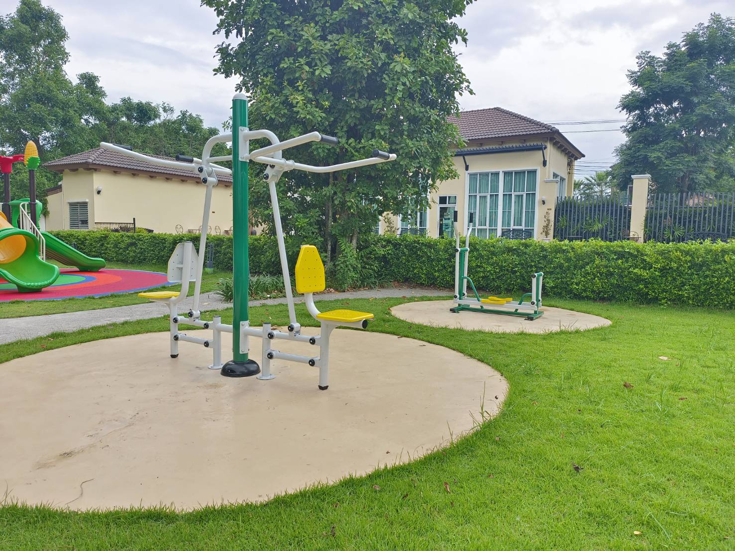 เครื่องออกกำลังกายกลางแจ้ง อุปกรณ์บริหารแขน-หัวไหล่-หน้าอก ลานกีฬา อเนกประสงค์ สนามกีฬา ผลิตในไทย สั่งทำตามสีที่ต้องการได้