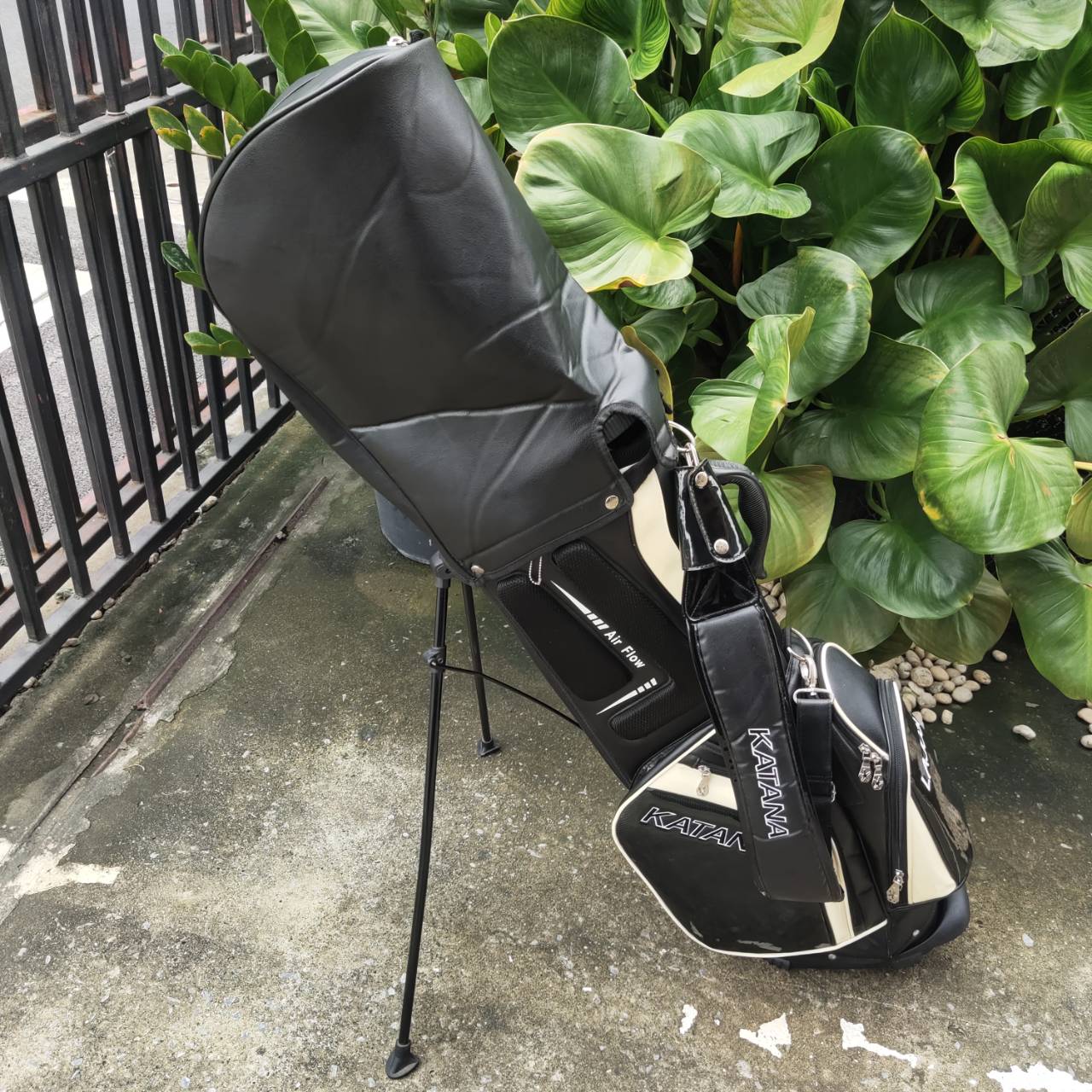 ถุงกอล์ฟ KATANA มือสอง หนังสวยมาก สุดพรีเมี่ยม เป็นถุงแบบขาตั้งอย่างดี
