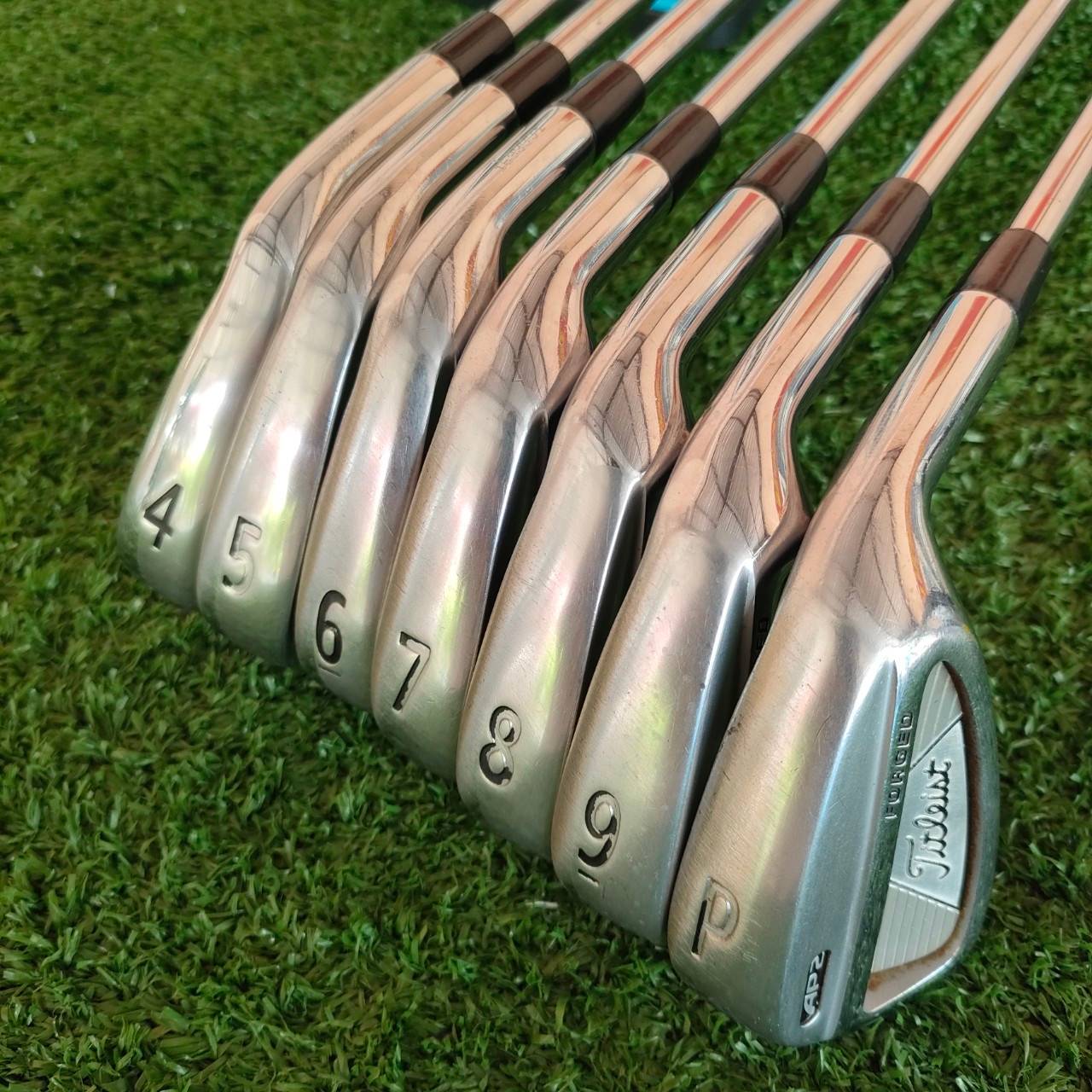 ชุดเหล็ก TITLEIST AP2 FORGED มีเหล็ก 4-9 เเละ PW ก้านเหล็ก ไรเฟิล ไม่มีปล้องนะครับ กริพใส่ GOLF PRIDE กึ่งผ้าใบทั้งชุด เป็นเหล็ก FORGED ที่ตีง่ายและมันส์ มากที่สุดชุดนึง สนุกเพราะตีโดนง่ายมาก และได้ความมันส์ แม่นยำ สปินจัดๆ ราคาเอาแบบพิเศษสุดไปเลย!!!
