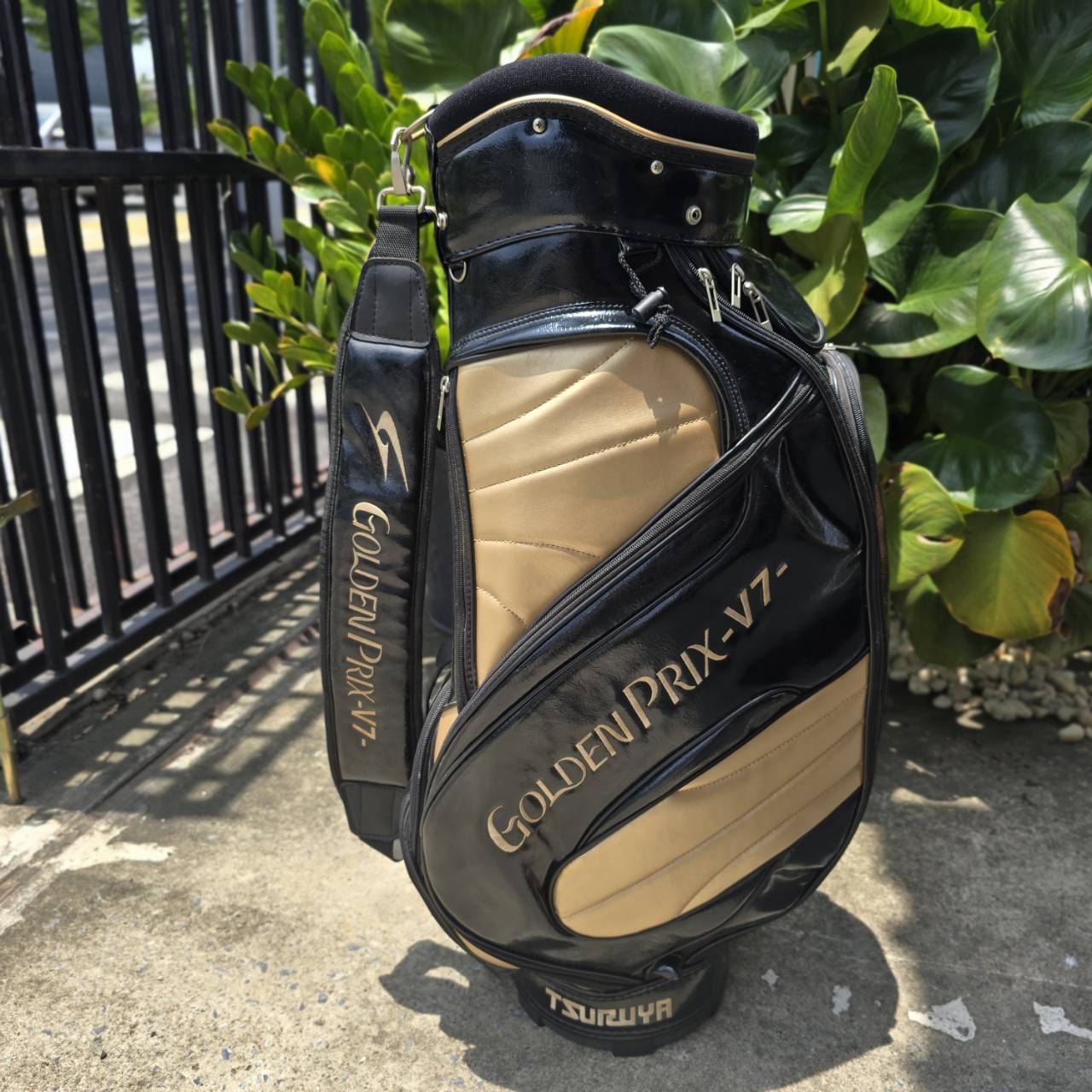 ถุงกอล์ฟ GOLDEN PRIX -V7- ถุง TOUR ใบใหญ่ หนังแก้วอย่างดี เป็นถุงระดับพรีเมี่ยมของญี่ปุ่น ของแท้ มือสอง สภาพสวยเดิมค่ะ ของใหม่ 1 หมื่น 6 พันบาท!!!