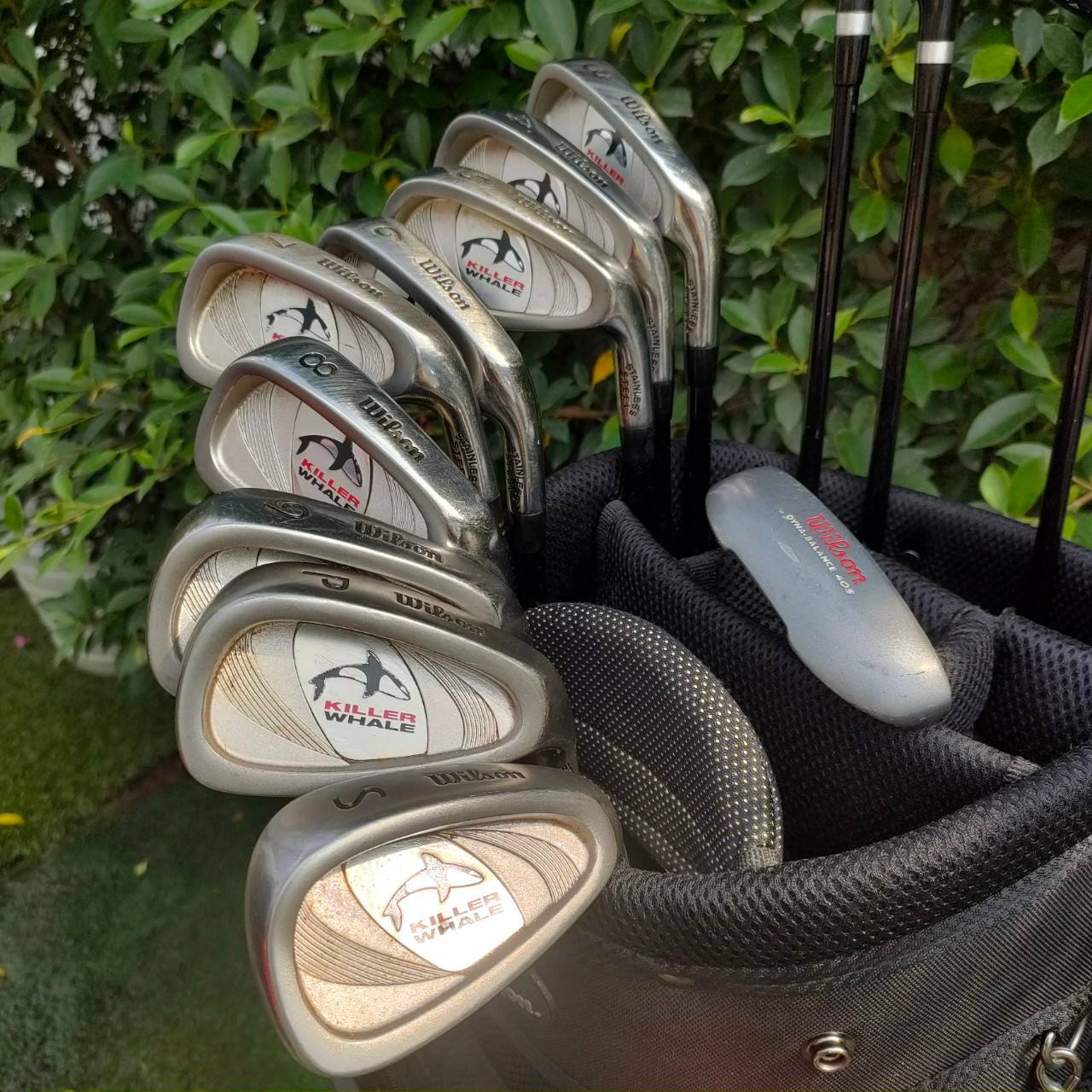 FULLSET WILSON KILLER WHALE ทั้งชุดประกอบด้วย หัวไม้ 1 3 5 ก้าน KILLER WHALE FLEX R ชุดเหล็ก 3-9 เเละ PW SW PUTTER WILSON พร้อมถุงกอล์ฟ WILSON เดิมๆทั้งชุด ครบเลยครับ พร้อมออกรอบได้เลยครับ ไม่ต้องซื้ออะไรเพิ่มแล้ว