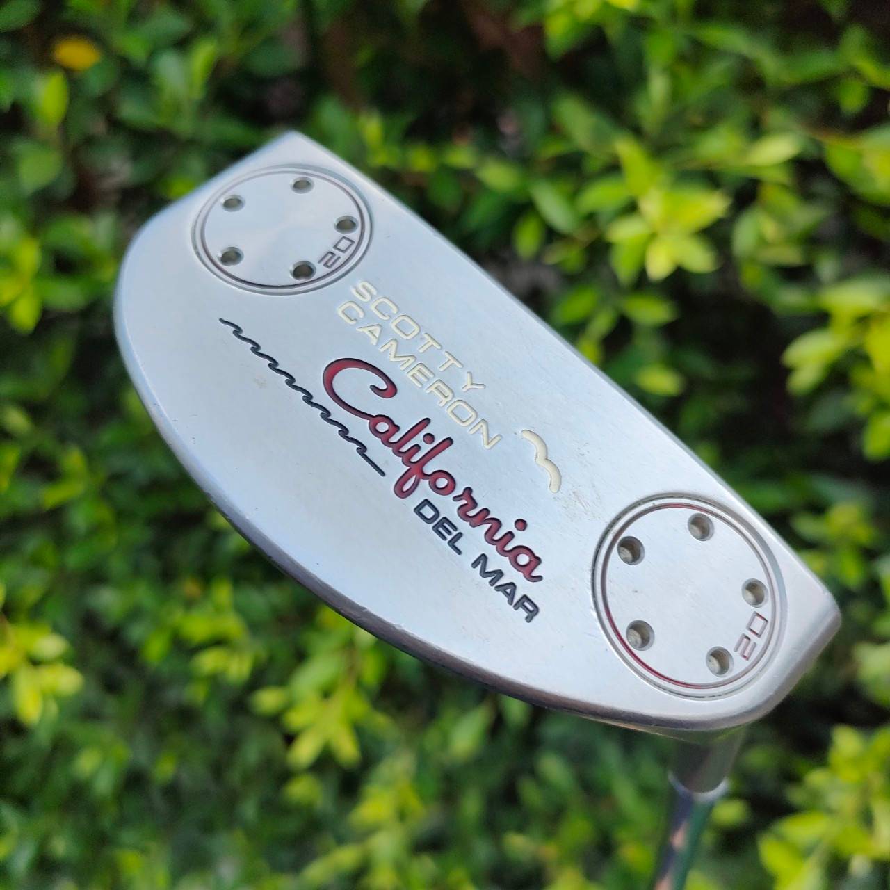 PUTTER TITLEIST SCOTTY CAMERON CALIFORNIA DEL MAR รุ่นนี้ยอดนิยมมาก ความยาว 34 นิ้ว หน้า MILLED เกาะไลน์สุดๆ และรูปทรงมอลเล็ตทำให้ชดเชยความผิดพลาดสูง มีหมุดถ่วงบล๊านซ์สองจุดและยังไขเปลี่ยนได้ พัตเตอร์อันดับ 1 ครับ ห้ามพลาด!!!