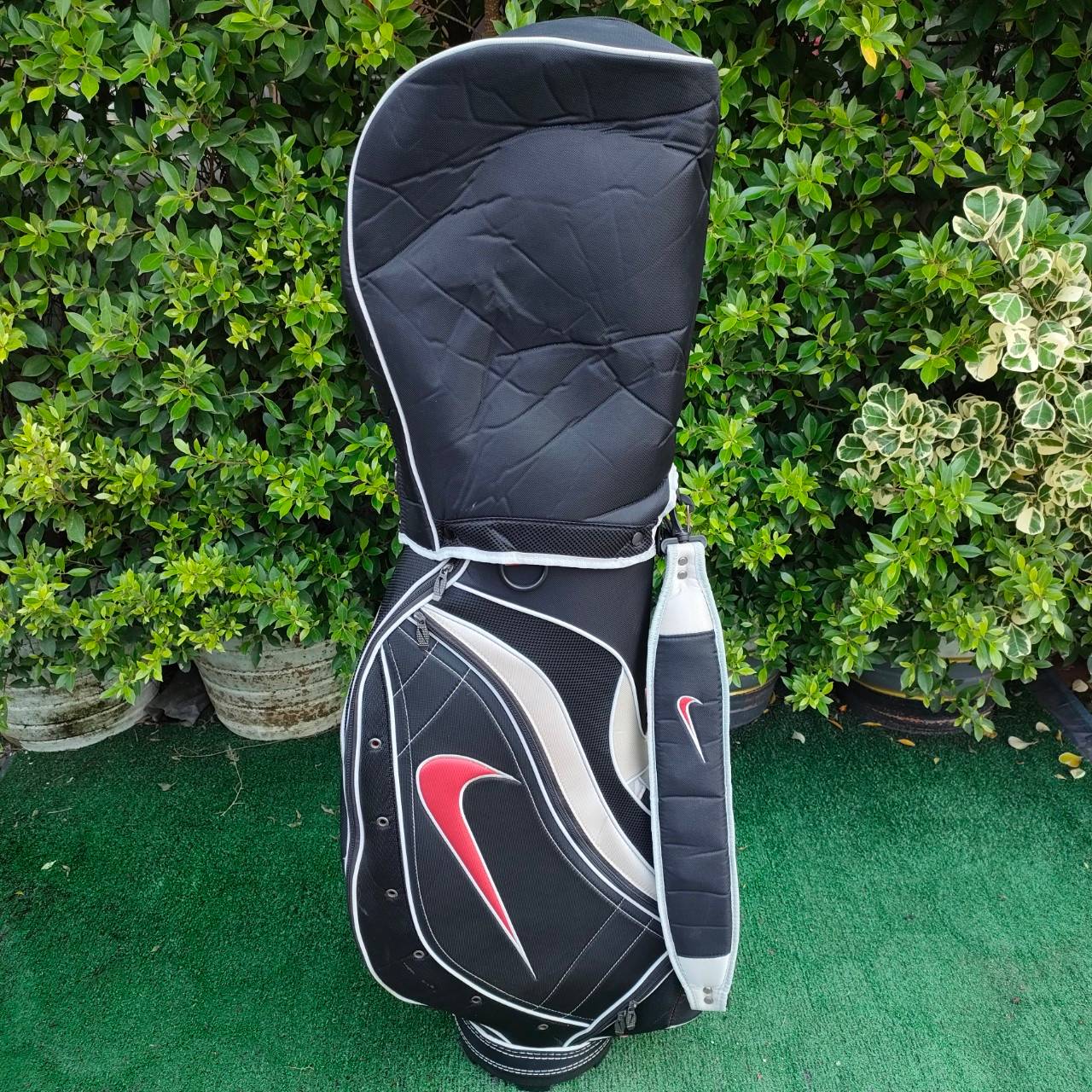 ถุงกอล์ฟ NIKE มือสอง สภาพสวยสมบูรณ์มาก ถุงของแท้ กันน้ำ น้ำหนักเบา แข็งแรง น่าใช้มาก แบรนด์ดี มือสอง ของแท้ BY NakaraLuxurious