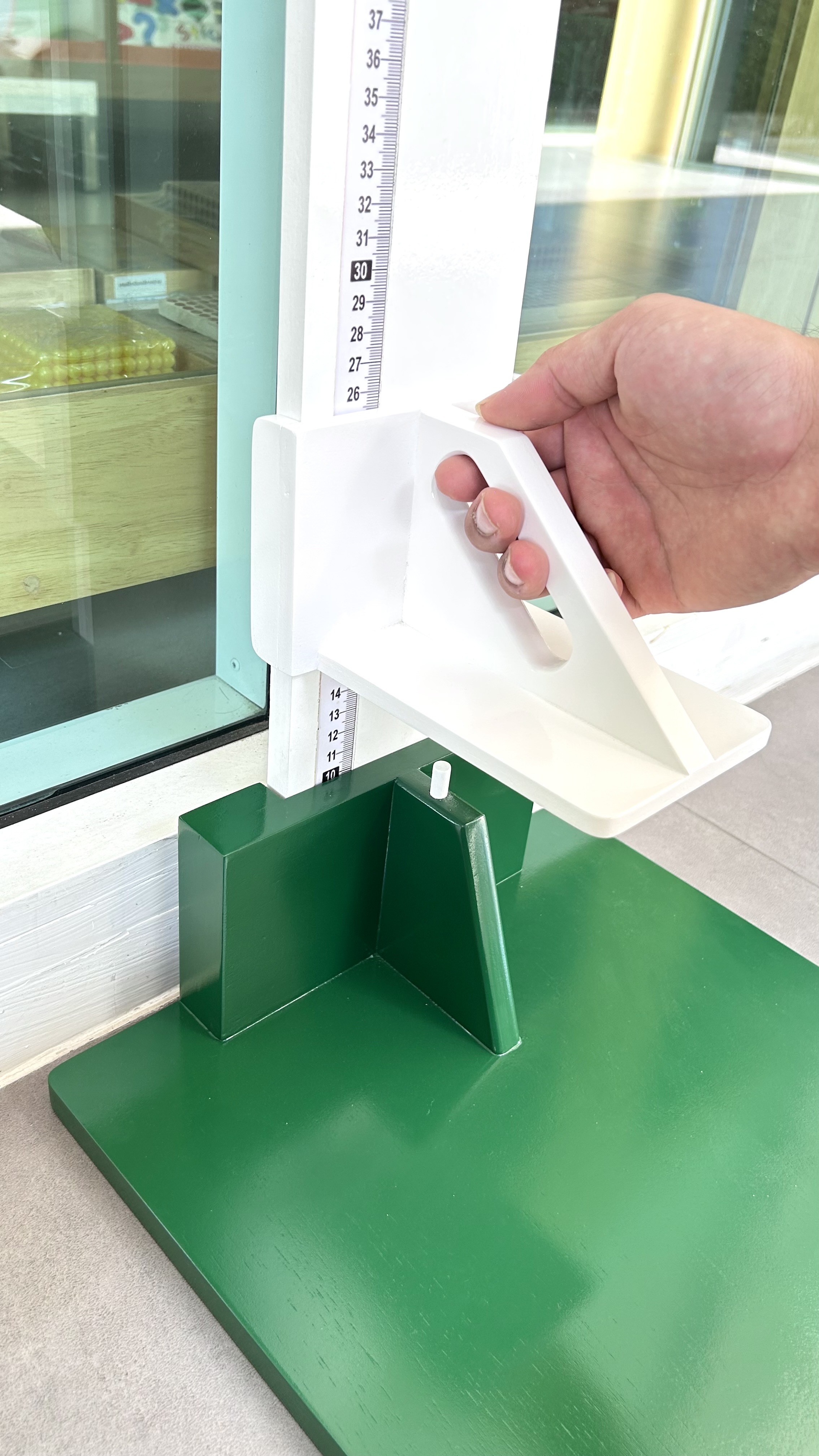 ไม้วัดส่วนสูงแบบตั้งพื้น มีไม้ทาบศีรษะ สำหรับโรงพยาบาล โรงเรียน ไม้วัดส่วนสูงเด็ก