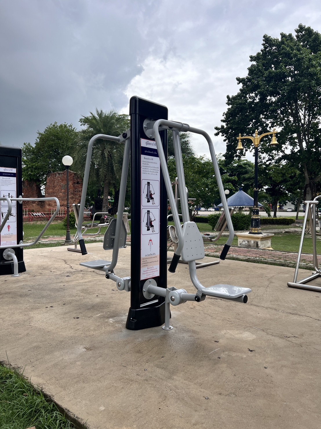 เครื่องออกกำลังกาย กลางแจ้ง ชุดอุปกรณ์บริหารแขน-หัวไหล่-หน้าอก (แบบดันยกตัว) ลานกีฬา อเนกประสงค์ สนามกีฬา ผลิตในไทย สั่งทำตามสีที่ต้องการได้