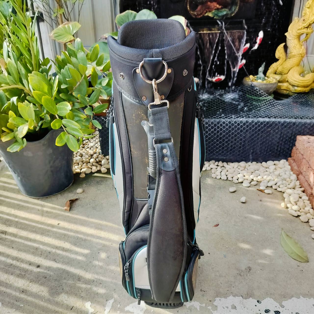 IZZO GOLF BAG มือสอง ของแท้ สภาพสมบูรณ์เดิมๆ ถุงใช้ดีมากๆ ซิปและช่องทั้งหมดใช้ได้ดีมาก ถุงกอล์ฟพรีเมี่ยมมือสอง ของแท้ By NakaraLuxuriious