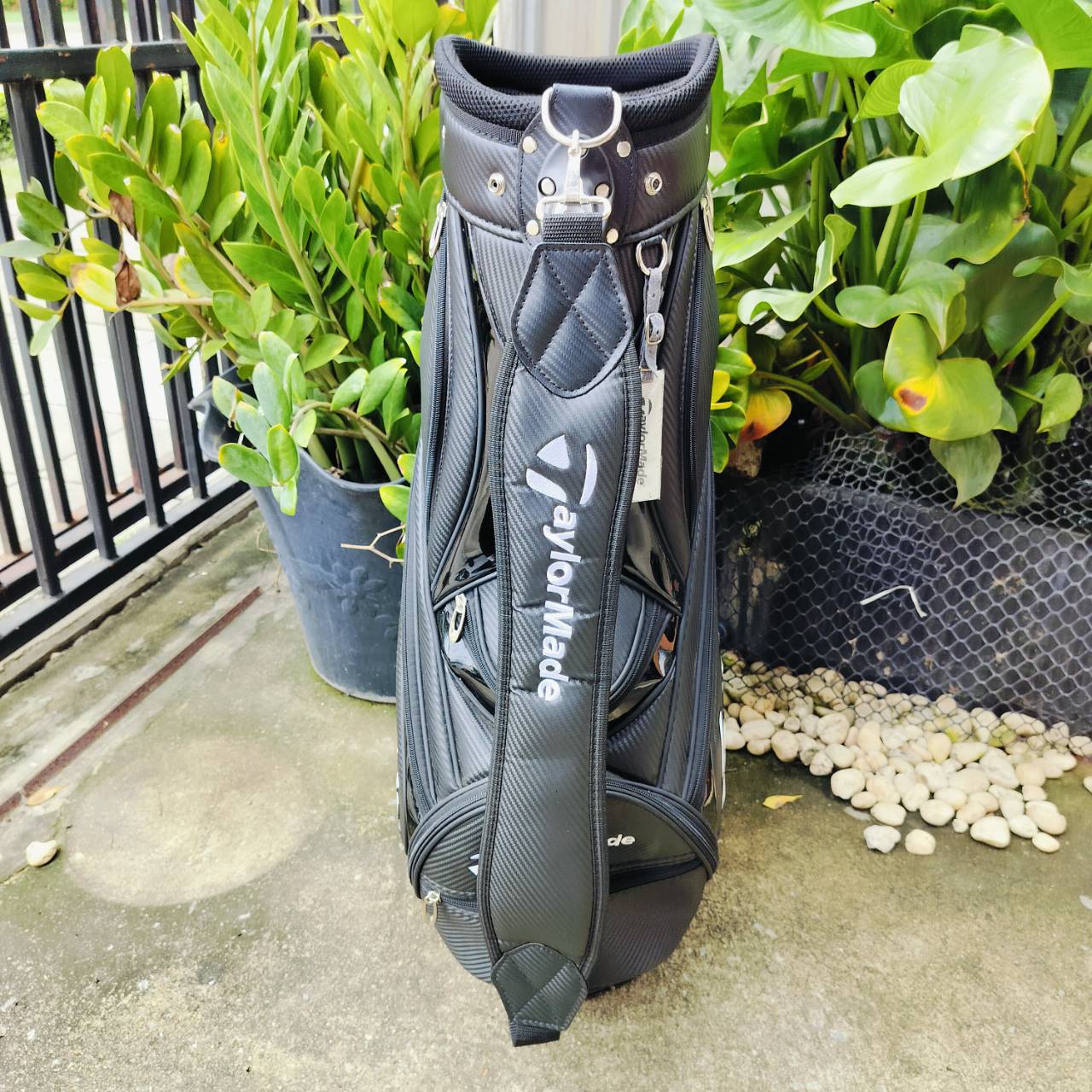 ถุงกอล์ฟ Taylormade มือสอง สภาพดีสมบูรณ์ มีรอยนิดหน่อย ตามภาพ นอกนั้นสวยสุดๆ ลายเท่มากๆ วัสดุพรีเมี่ยม