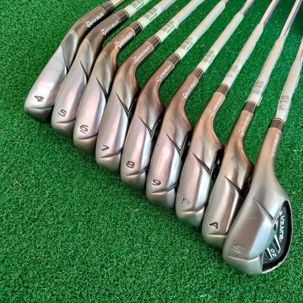 ชุดเหล็ก TAYLORMADE BURNER 2.0 มีเหล็ก 4-9 PW AW SW ก้าน N.S.PRO FLEX R ก้านสุดพรีเมี่ยม เบาสบาย ตีแม่น ใบใหญ่เน้นตีง่าย เพิ่มระยะกว่าทุกซีรี่ สภาพสวยมาก เดิมๆทั้งชุดครับ