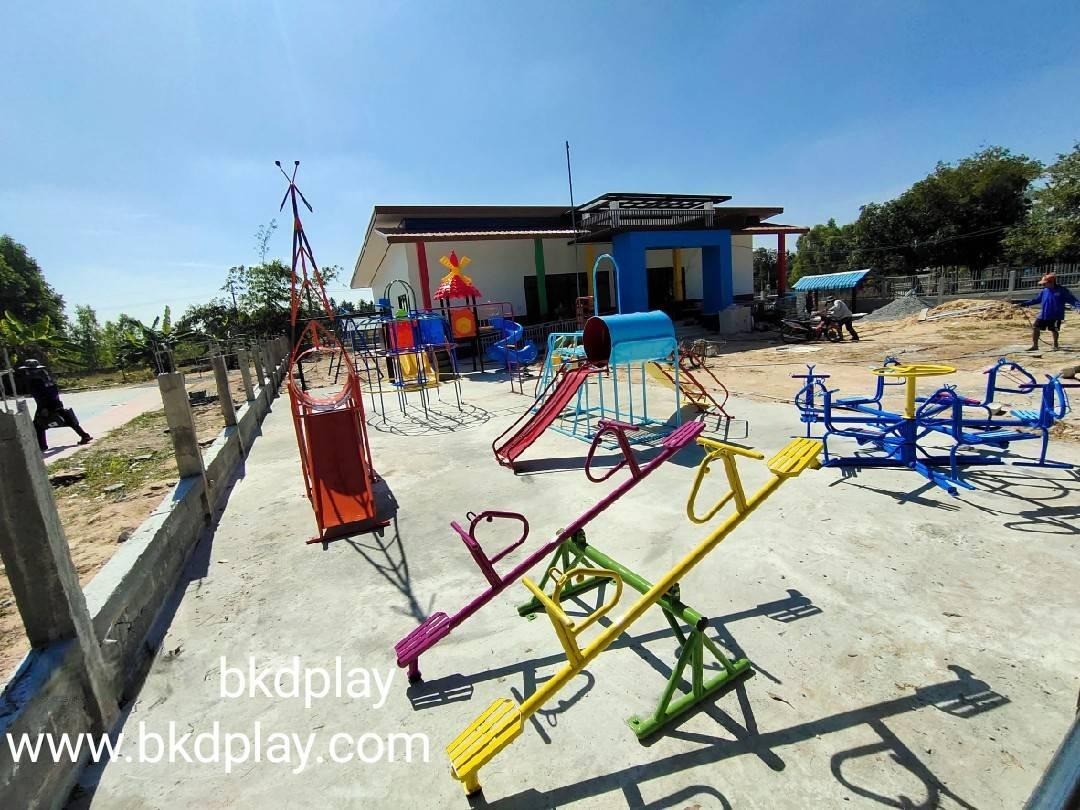 เครื่องเล่นสนามชุดรวมD ประกอบด้วยสไลเดอร์ปีนป่ายแป้นบาสและถังลอด, เครื่องเล่นสนามกลางแจ้ง , เครื่องเล่นสนามเหล็ก, ของเล่น, OutdoorPlayground,สนามเด็กเล่น,เครื่องเล่นงบสพฐ.ประชารัฐ ราคาโรงงาน