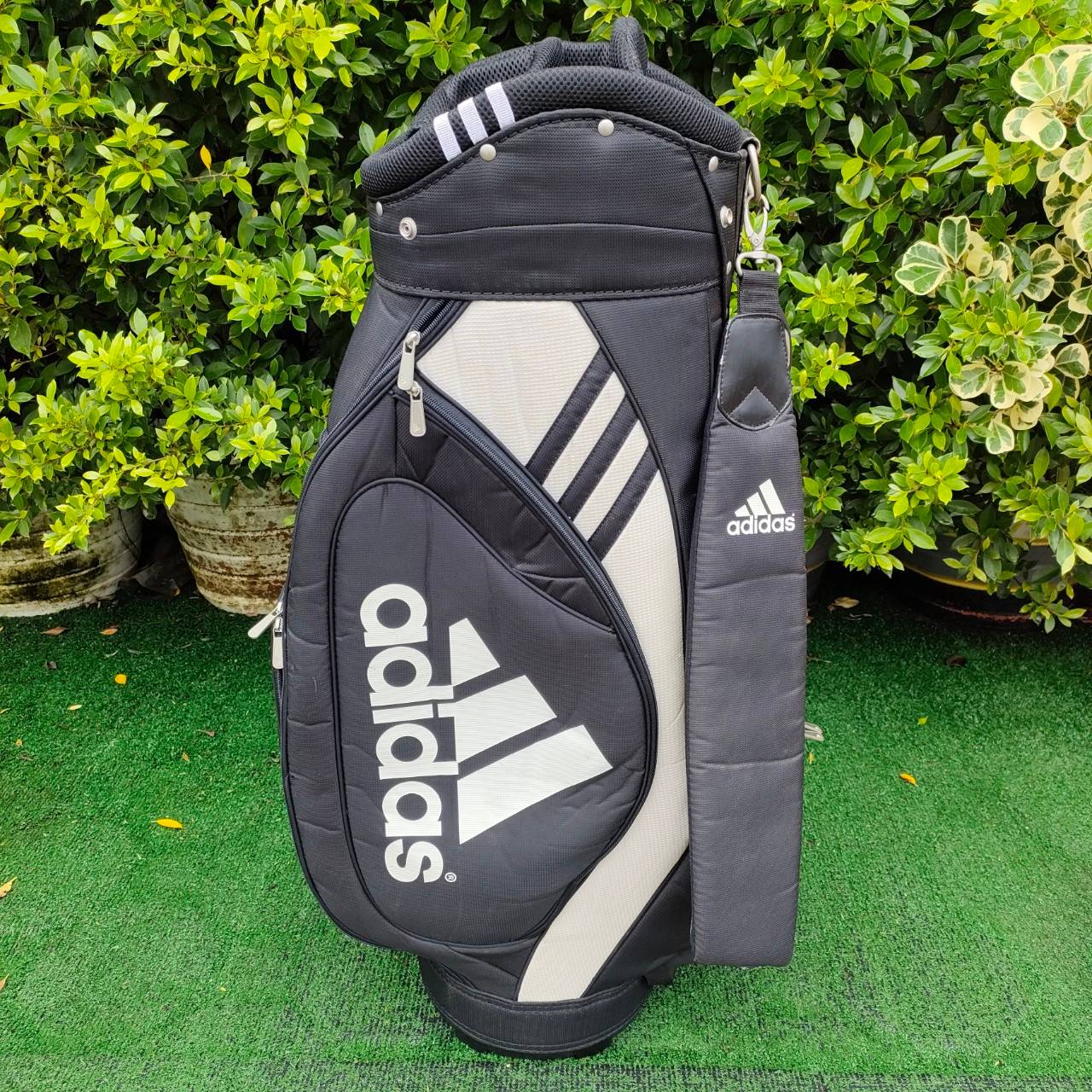 ถุงกอล์ฟ ADIDAS มือสอง สภาพสวย ดีไซน์สปอร์ต ช่องใส่ของเยอะ ของใหม่ราคาแพงมากๆ มือสอง ของแท้ BY NakaraLuxurious