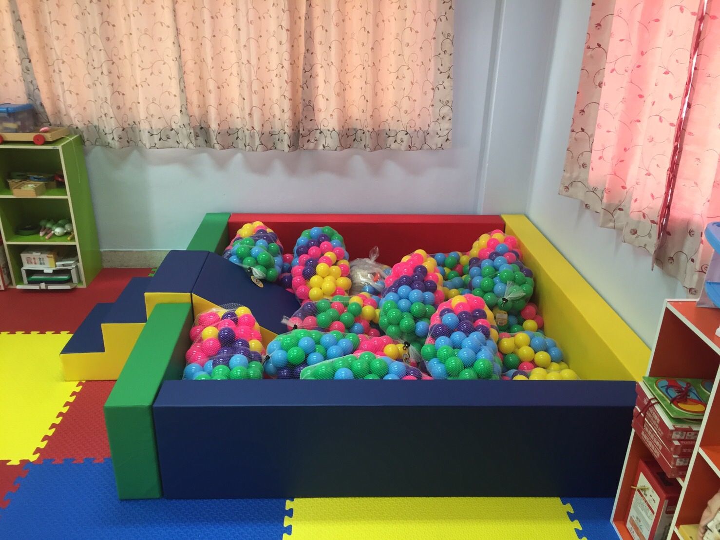 บ่อบอลพร้อมสไลด์ มีบันได แถมเบาะปูพื้น,อ่างบอลสี่เหลี่ยมนุ่มนิ่ม กันกระแทก เบาะนุ่ม หนัง pvc คอกกั้นเด็ก รับทำบ้านบอลในห้าง