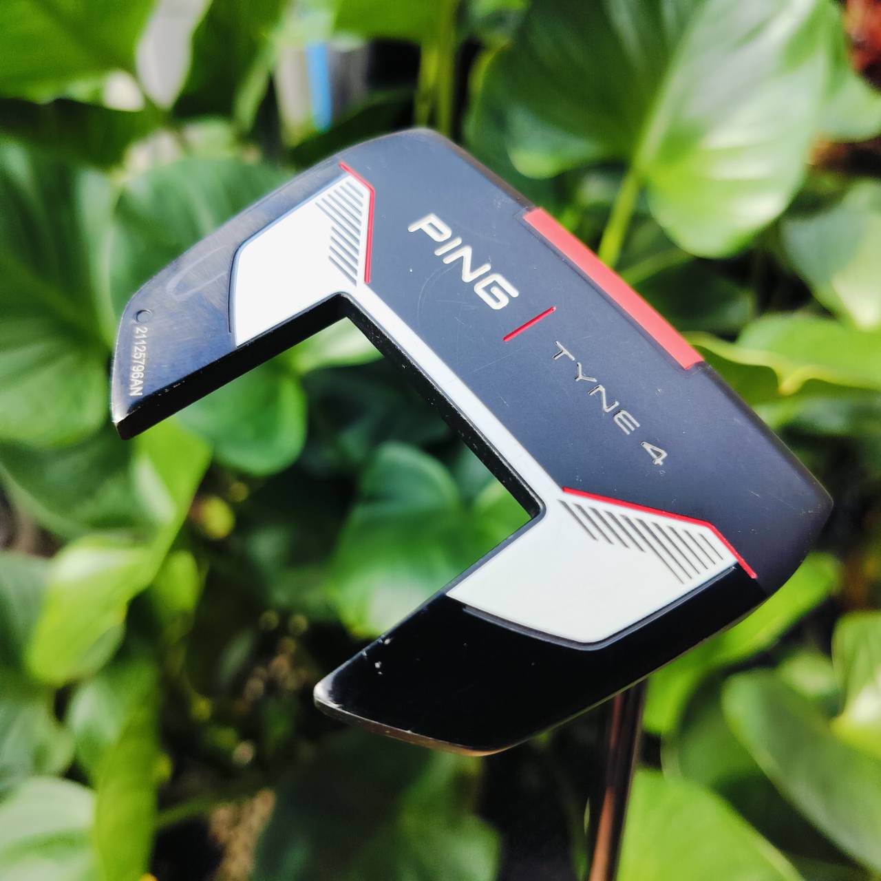 PUTTER PING TYNE 4 ความยาว 34 นิ้ว COVER แท้เดิม รุ่นแบบปีกสองข้างที่นิยมสูงสุด ขอบอกว่าของ PING เป็นเลิศ ไม่แพ้แบรนด์ไหน นิ่งมากๆ และหน้าสัมผัส แบบสองชั้น DUAL - DUROMETER INSERT แบบแข็งอยู่ด้านใน และ แบบนุ่มอยู่ด้านนอก สุดจริง!!! ไม้กอล์ฟพรีเมี่ยมมือสอง