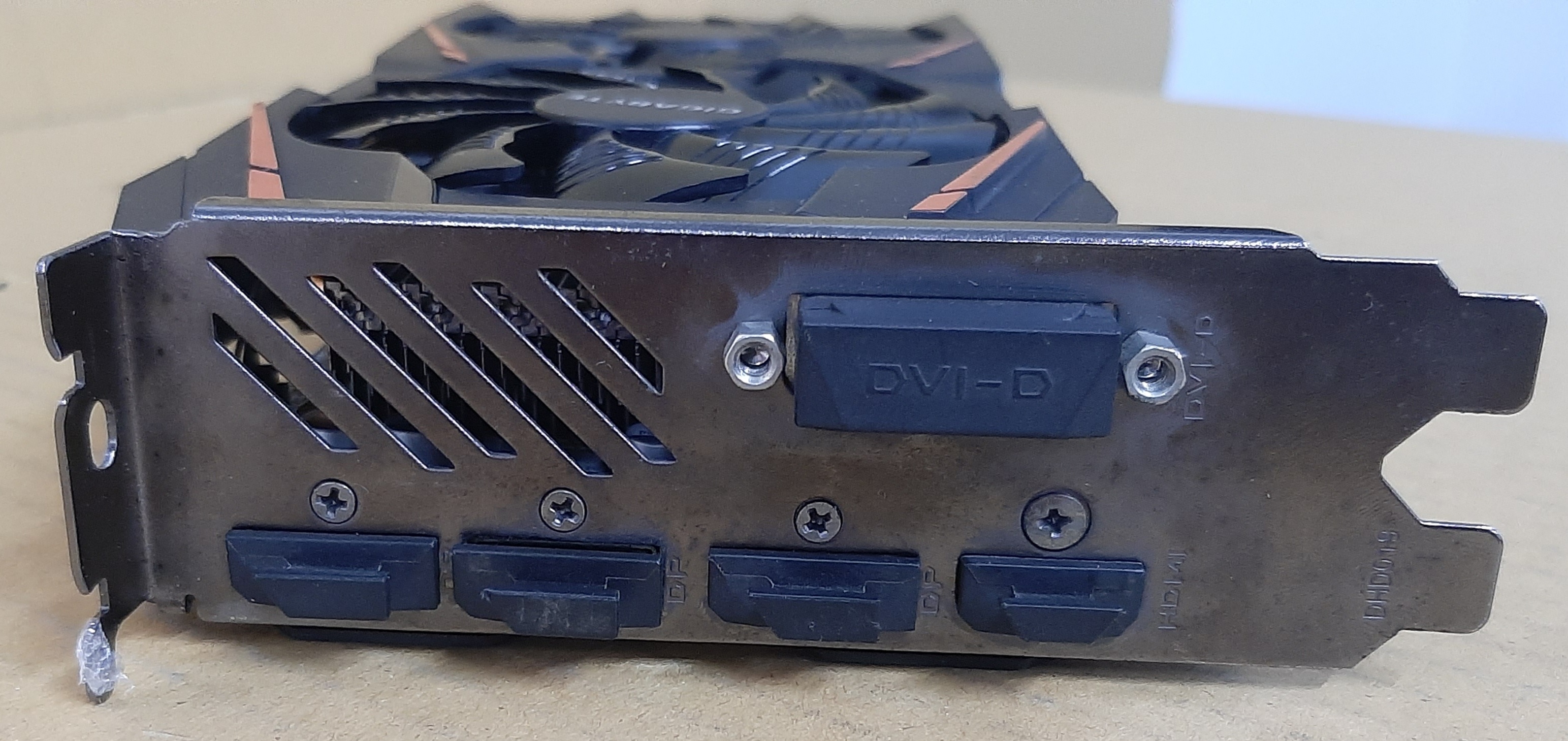 การ์ดจอมือสอง ประกันร้าน 1 เดือน สภาพดี ยี่ห้อ Gigabyte รุ่น RX560 4GB DDR5