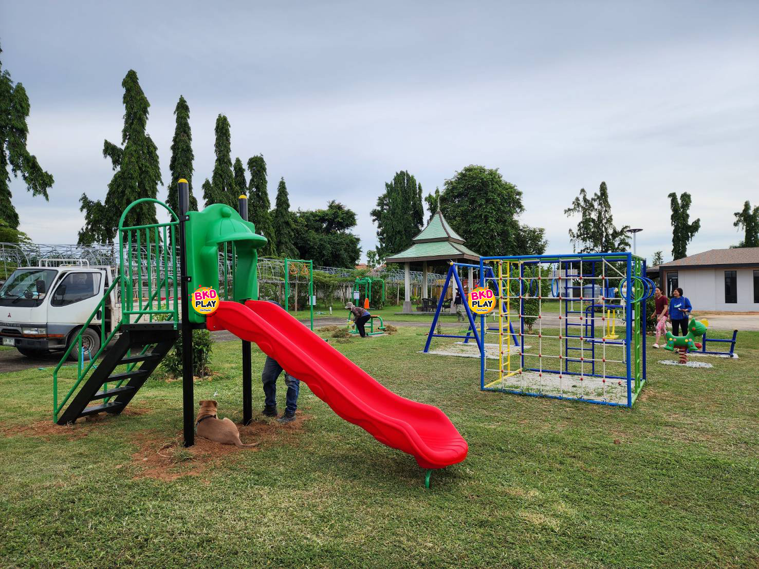 รางสไลเดอร์เดี่ยวพร้อมบันได สระน้ำ สำหรับวางขอบสระน้ำ หรือสนามเด็กเล่น เครื่องเล่นสนามเหล็ก เครื่องเล่นสนามกลางแจ้ง ผลิตในไทย ขนาด80x360x180 ซม.