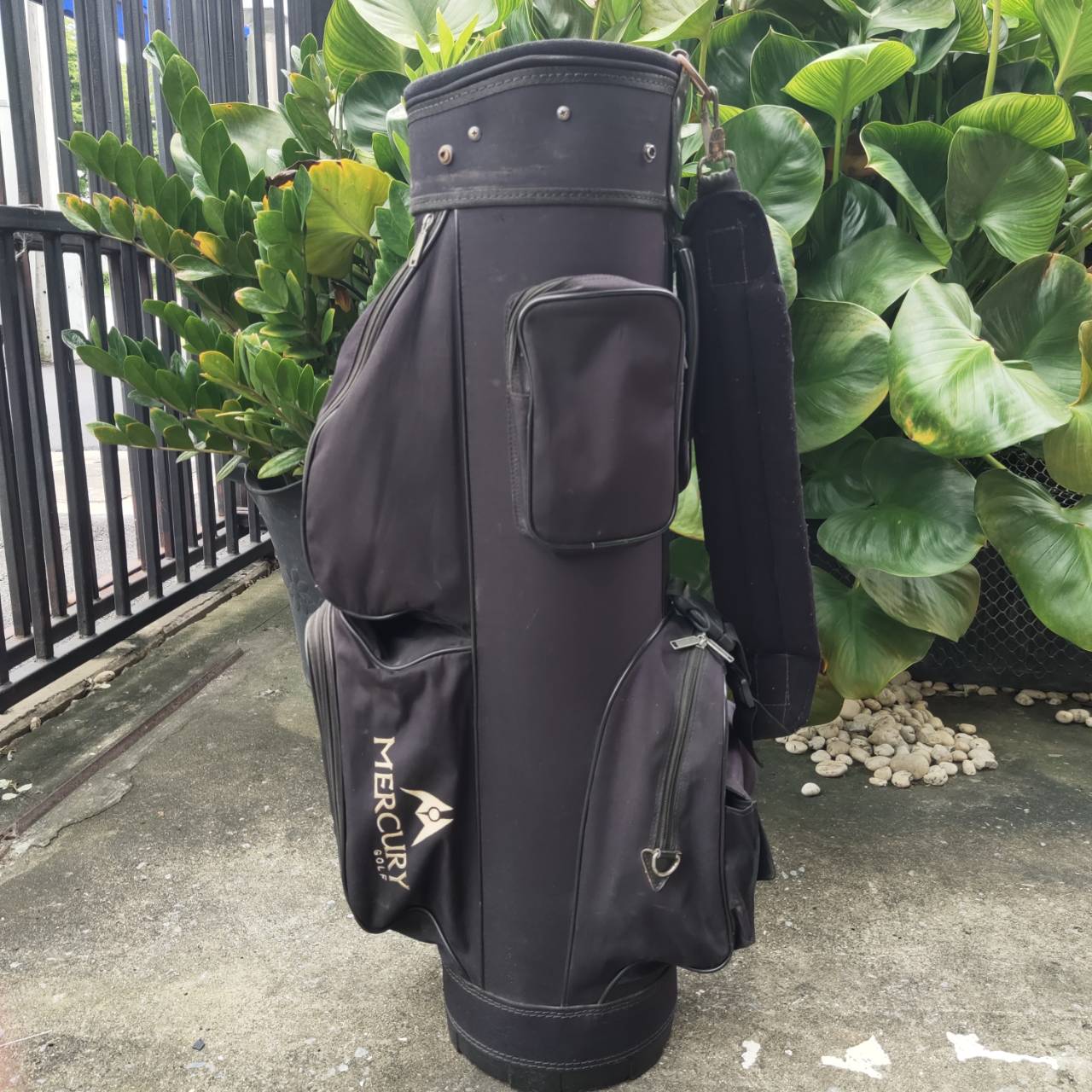 ถุงกอล์ฟ MERCURY มือสอง **แป๊กหลุด 1 จุด** สภาพโดยรวมพร้อมใช้เลยค่ะ