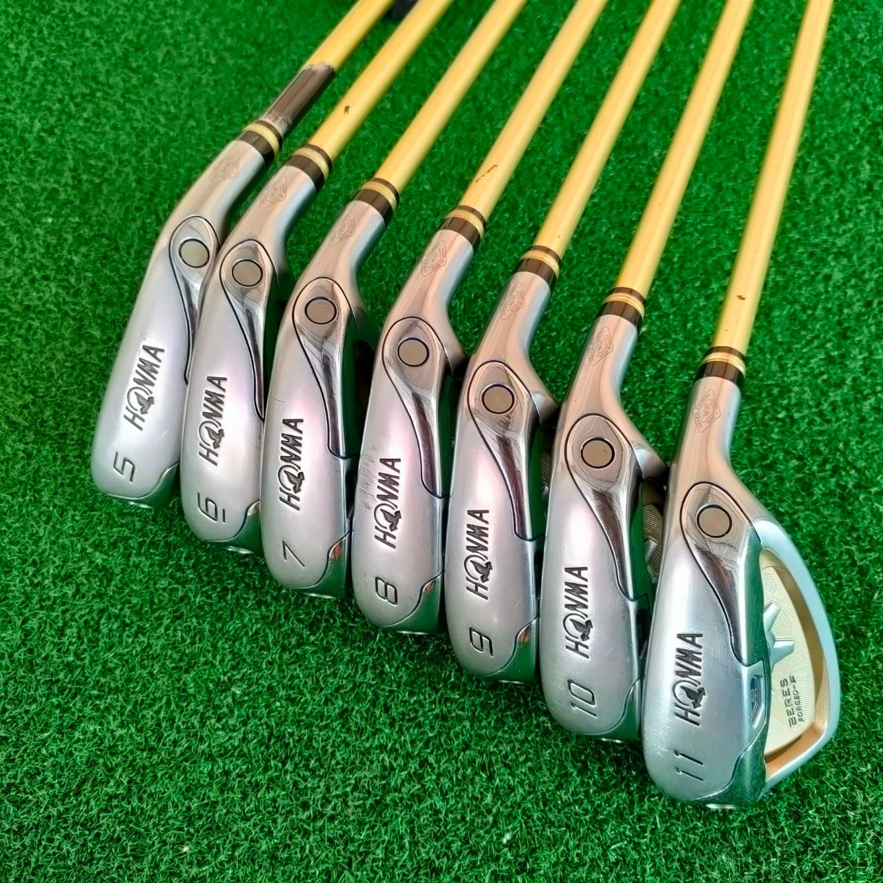 ชุดเหล็ก HONMA BERES FORGED-F MG700 มีเหล็ก 5 - 11 มีมากชิ้นกว่าชุดอื่น ระยะตีไกลกว่าเหล็กปกติถึง 1 เบอร์ เช่น เหล็ก 5 ตีระยะเท่าเหล็ก 4 สุดยอดวัสดุพรีเมี่ยมแบบสุดๆ และ ก้าน ARMRQ UD49 ก้าน 2 ดาว ** FLEX R