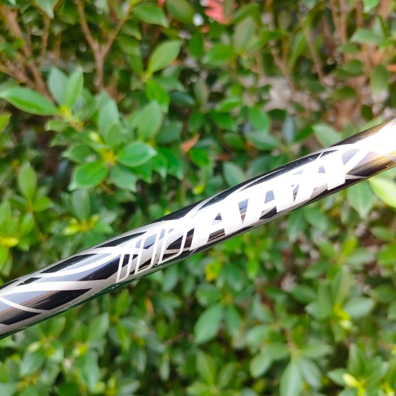 DRIVER TAYLORMADE GLOIRE F เป็นตัวพรีเมี่ยมที่สุดของแบรนด์ Taylormade มีขายเฉพาะที่ญี่ปุ่น ก้านสุดพรีเมี่ยม AAA สีทอง เบามาก น้ำหนักแค่ 50 กรัม กริพ IOMIC FLEX S องศา 10 ก้านแพงมากๆ เบา ตีสบายกว่ารุ่น USA ตีไกลกว่า