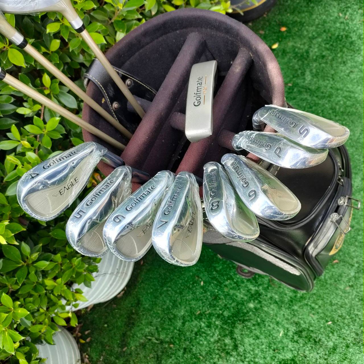 ไม้กอล์ฟครบชุด GOLF MATE EAGLE พร้อมออกรอบได้เลย สภาพนางฟ้า ไม้ยังอยู่ในซีนทั้งหมด แกะแค่พัตเตอร์ มีหัวไม้ครบ 1 3 5 ชุดเหล็ก 4-9 PW SW ตีง่าย น้ำหนักเบา มือใหม่ มือกลาง ต้องการไม้ครบชุด พลาดไม่ได้