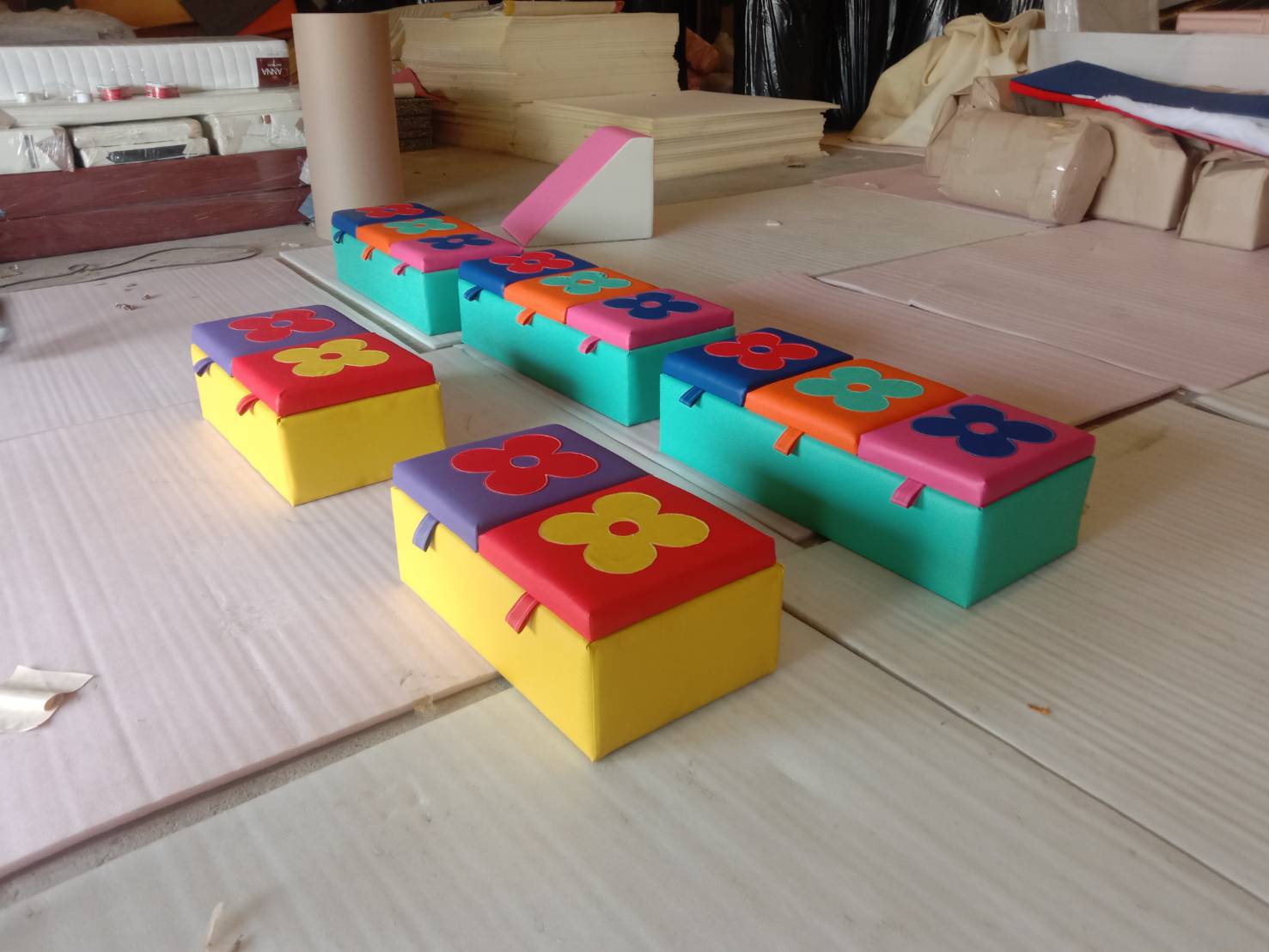 สตูลจัดระเบียบนุ่มนิ่ม ,กล่องเก็บของ,สตูลเปิดเก็บของ,เฟอร์นิเจอร์เด็ก เบาะหนังนุ่มนิ่ม softplay, indoor playground kidszone สวนสนุกในร่ม รับสั่งทำ บ่อบอล ห้องบอล ตามขนาด