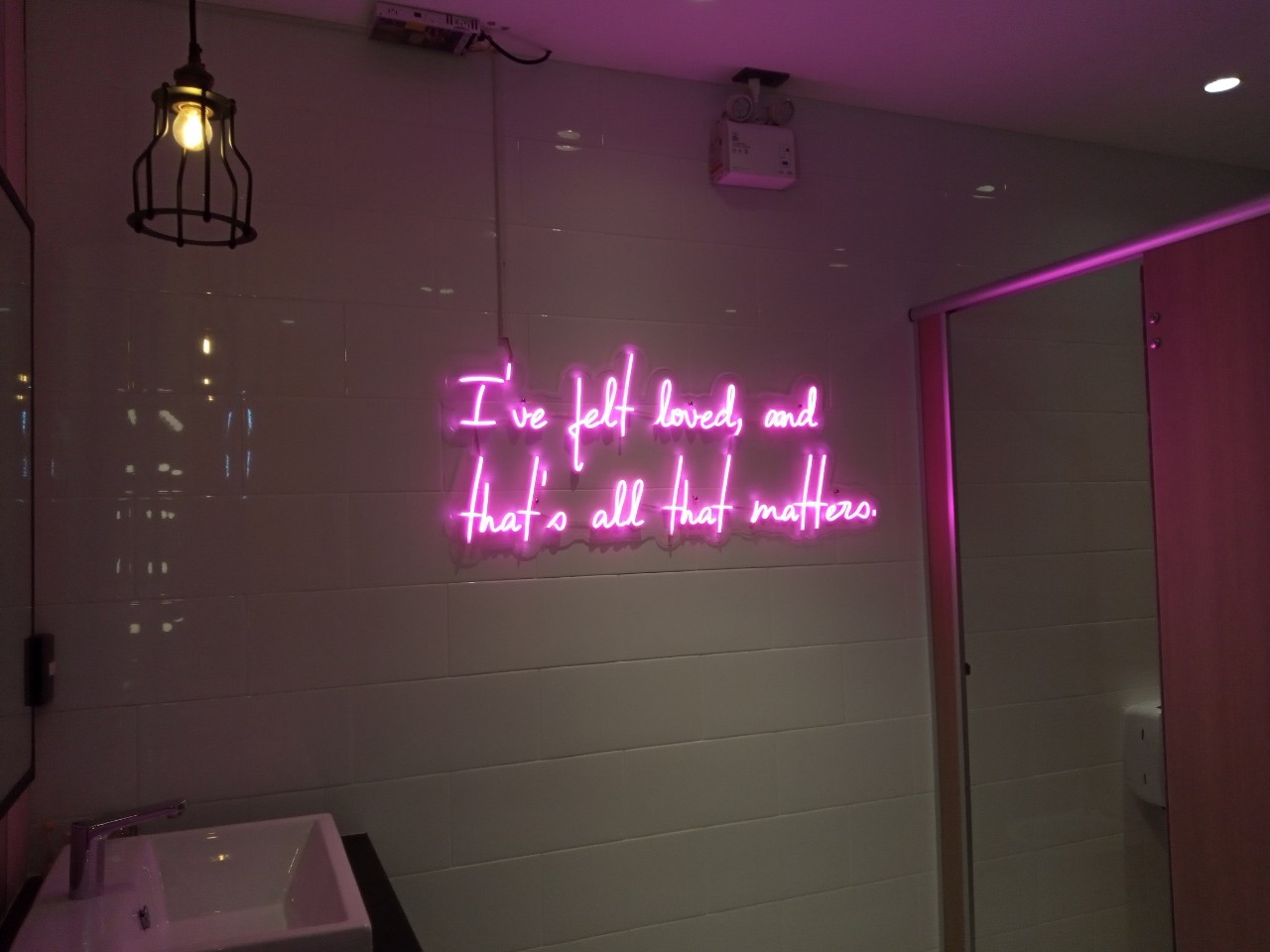 ไฟนีออนดัด