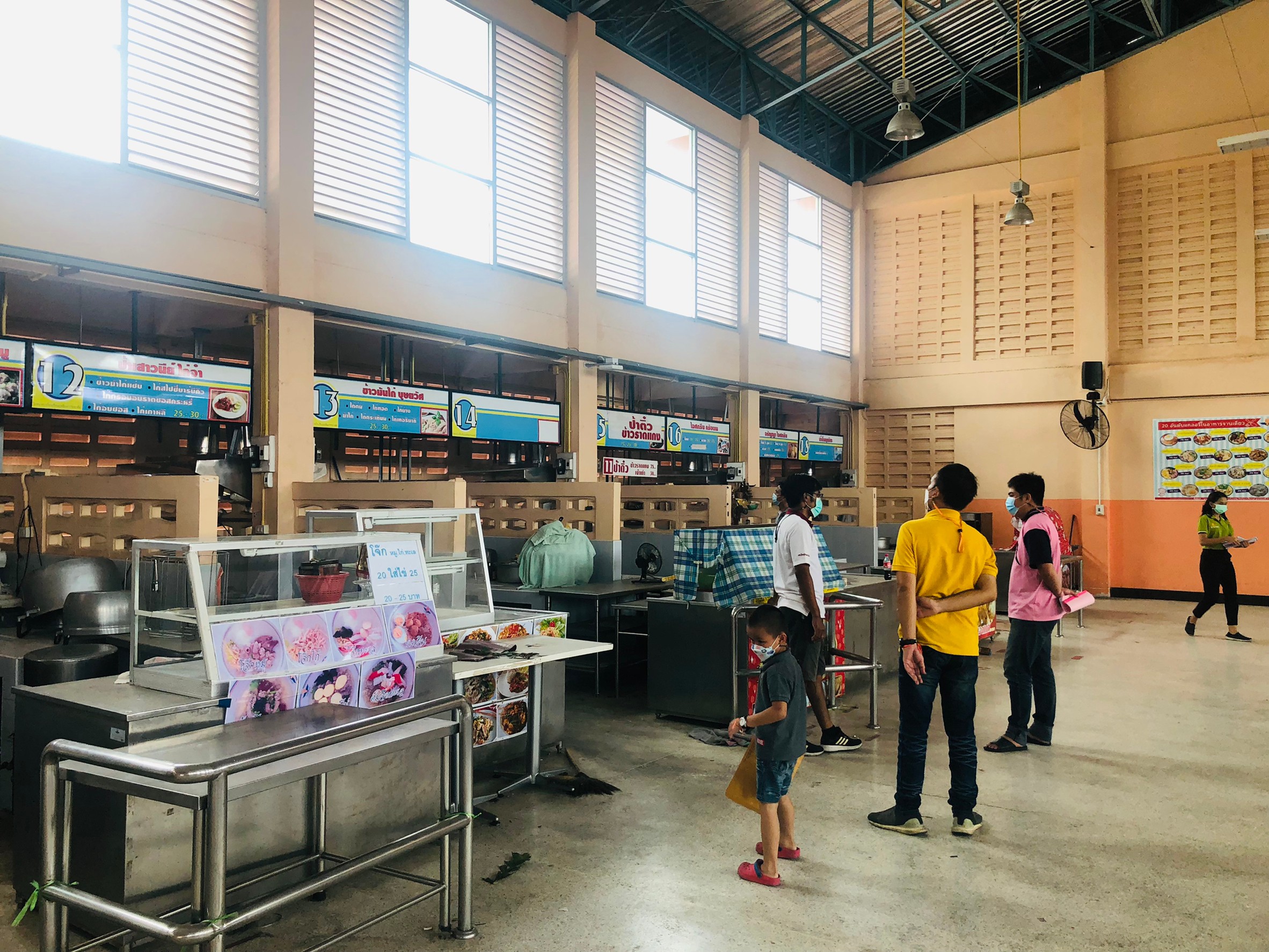 ปล่องดูดควันในโรงอาหาร รร.ฤทธิยะวรรณาลัย(ดอนเมือง)
