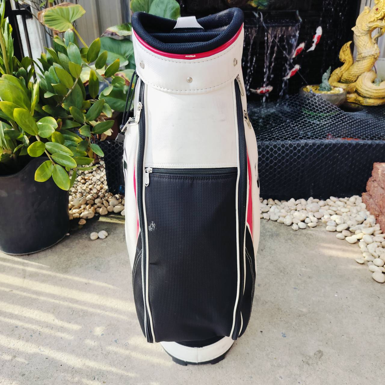 ถุงกอล์ฟ SRIXON TOUR ลายเท่มากๆค่ะ สภาพเดิมๆ ที่ COVER มีลอยดำๆ นอกนั้นสวยมากๆค่ะ น่าใช้มาก ถุงกอล์ฟพรีเมี่ยมมือสอง ของแท้ By NakaraLuxuriious