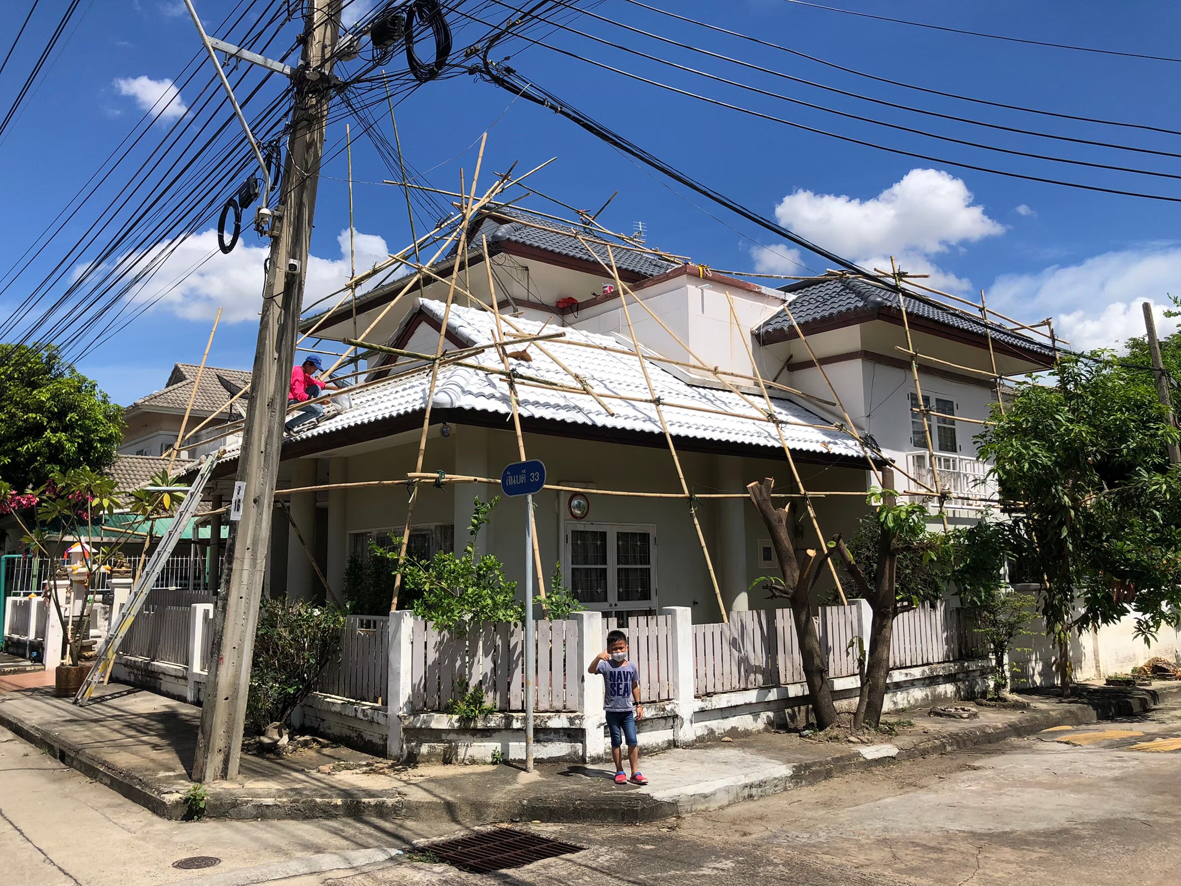 งานทาสีบ้าน และทาสีหลังคาพร้อมกันซึม ม.สินบดี