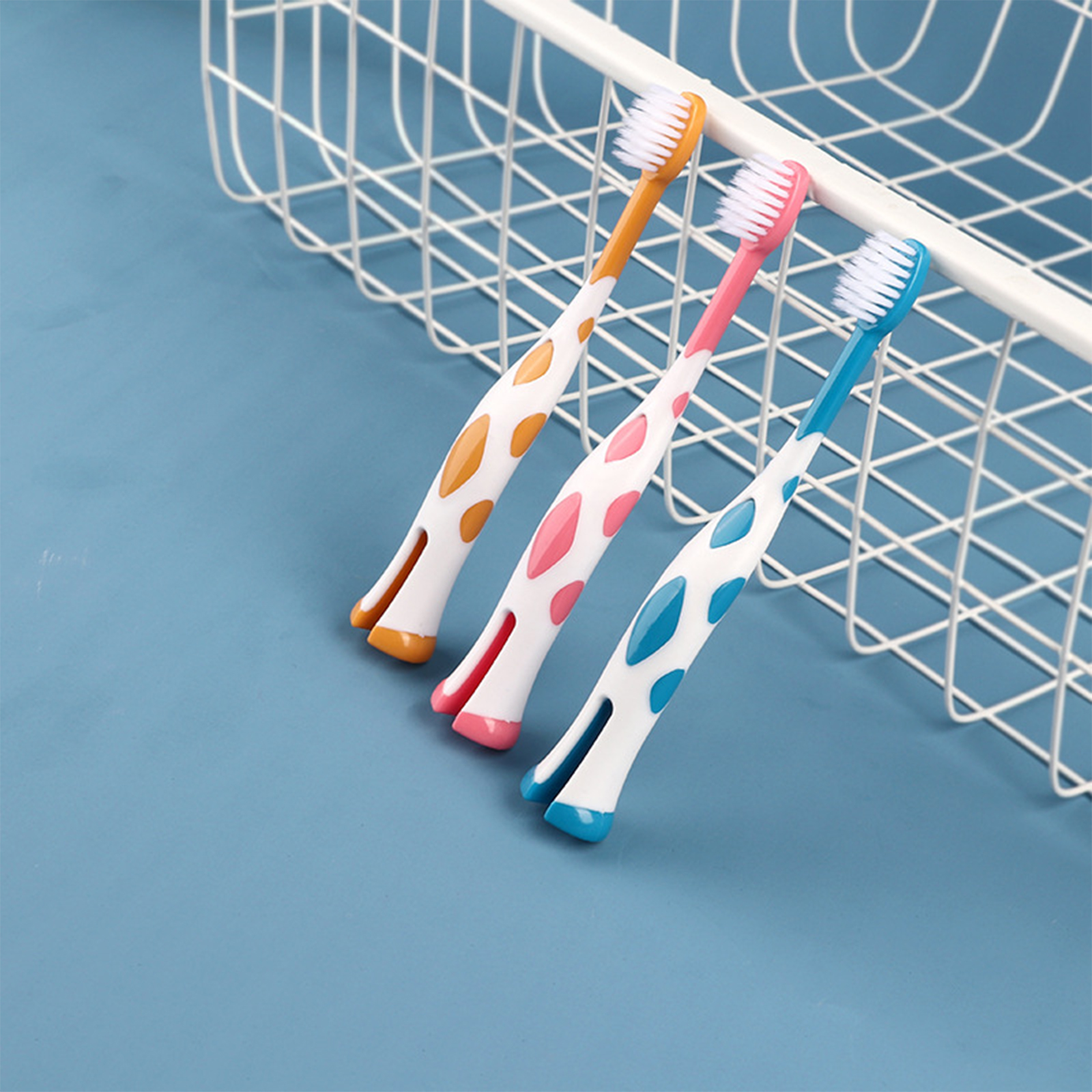 🔥Sale ลดราคา🔥 แปรงสีฟันเด็ก รุ่น R7668 ขนแปรงนุ่ม 1แพ็คมี3ด้าม เหมาะสำหรับเด็กอายุ2-5ปี ดีไซน์สวยงาม คละสี