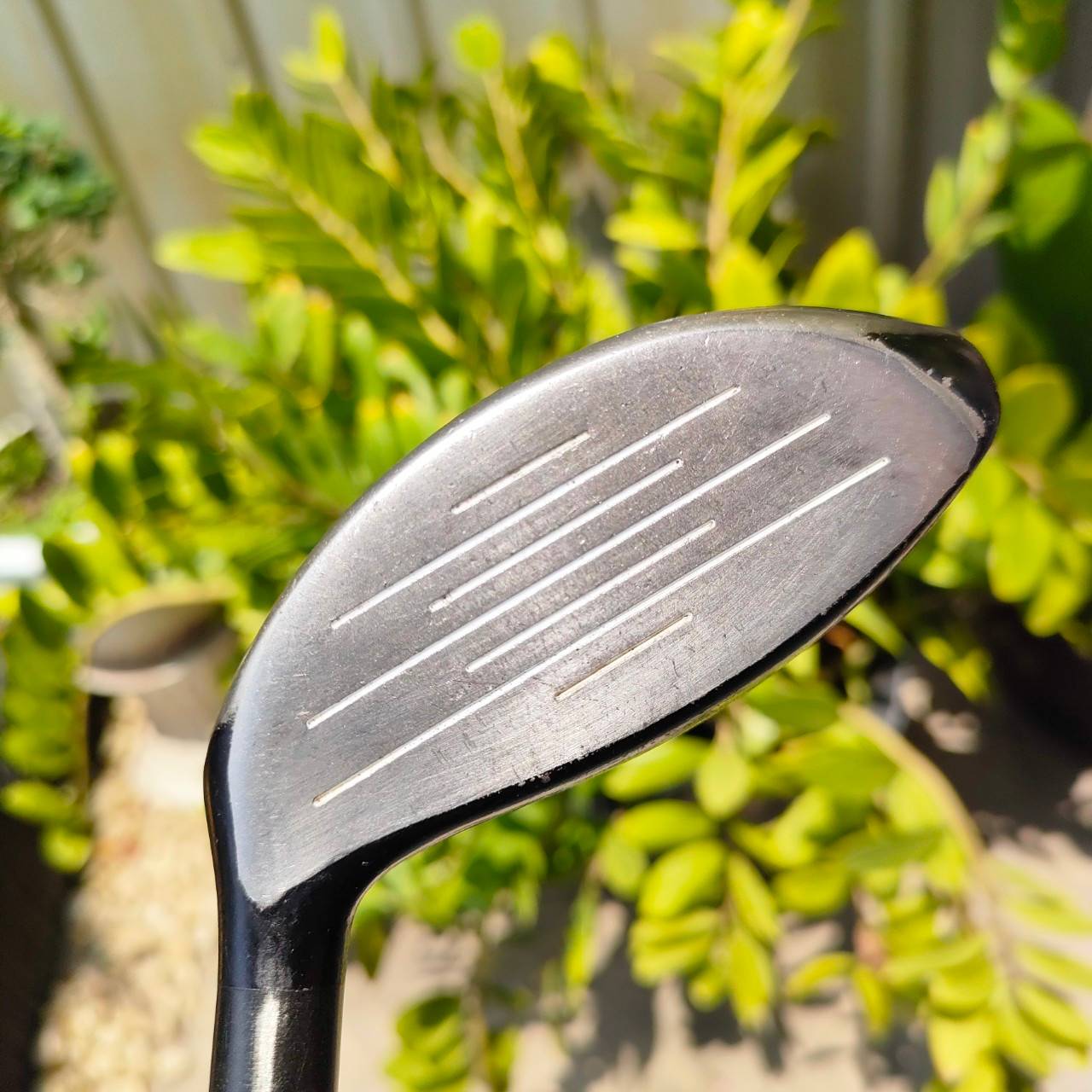 FW5 TAYLORMADE TOUR BURNER ก้าน FUJIKURA RE*AX FLEX R ออกแบบด้านหลังให้ยื่นเป็นสามเหลี่ยม ทำให้ดึงจุด CG ให้ลึกและลงต่ำ ทำให้ลูกลอยง่ายมากๆ ตีไกล ไม้กอล์ฟพรีเมี่ยมมือสอง ของแท้ By NakaraLuxurious